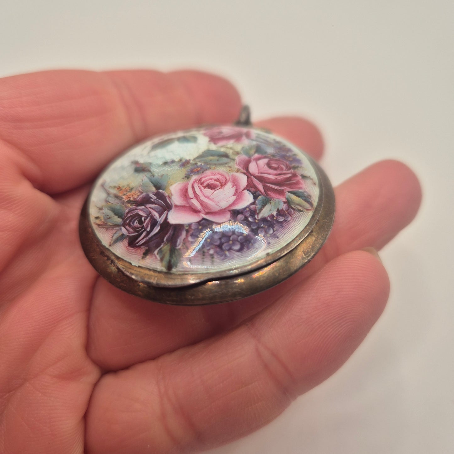 Charmante Vintage-Metalldose – Romantisches Rosen-Design mit Guilloché-Emaille