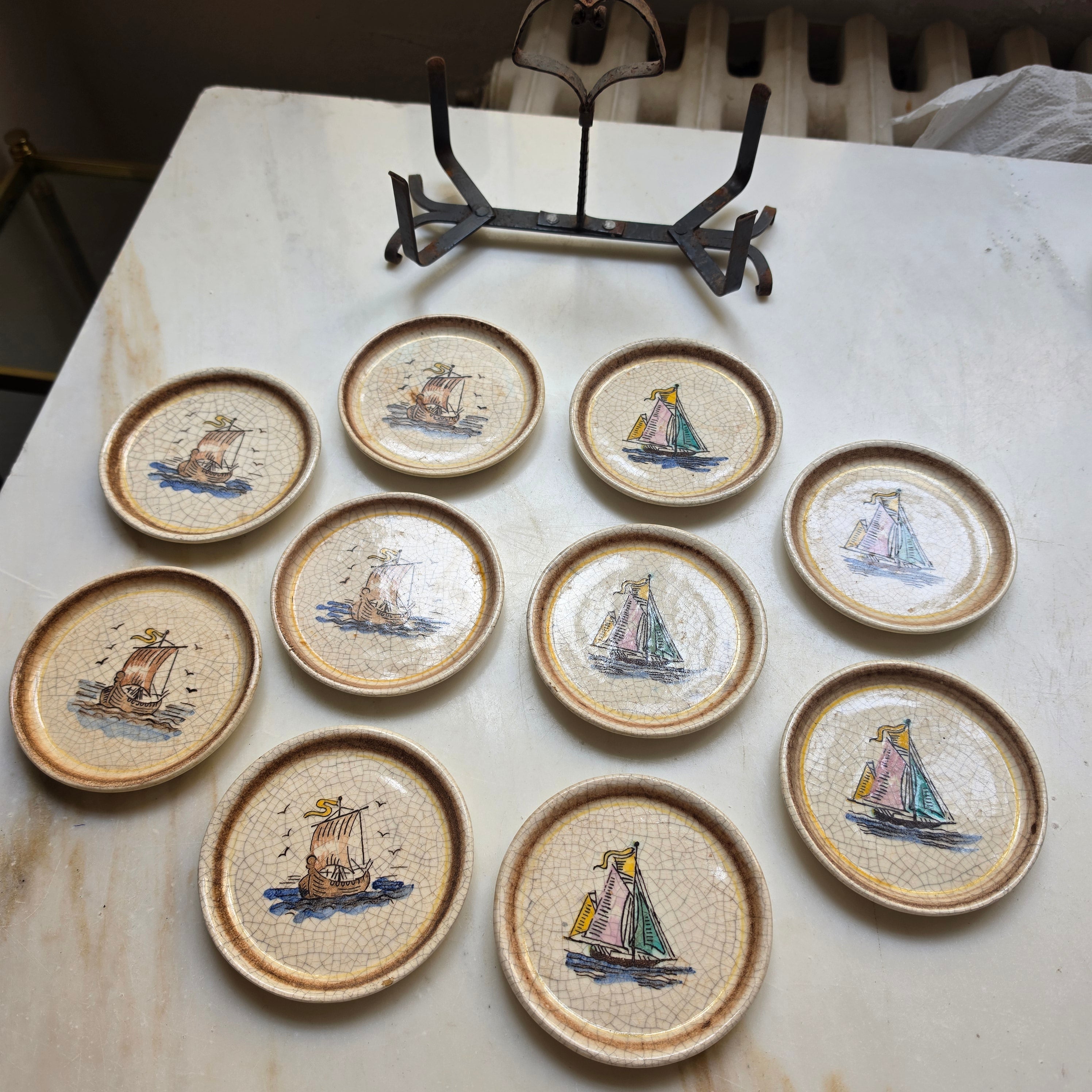 Vintage Keramik-Untersetzer Set „Maritim“ mit schmiedeeisernem Halter – 9-teilig – Mid-Century Craquelé