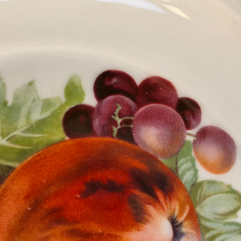 Nostalgischer Gebäckteller mit Griffen – Buntes Früchte-Stillleben & Relief-Rand