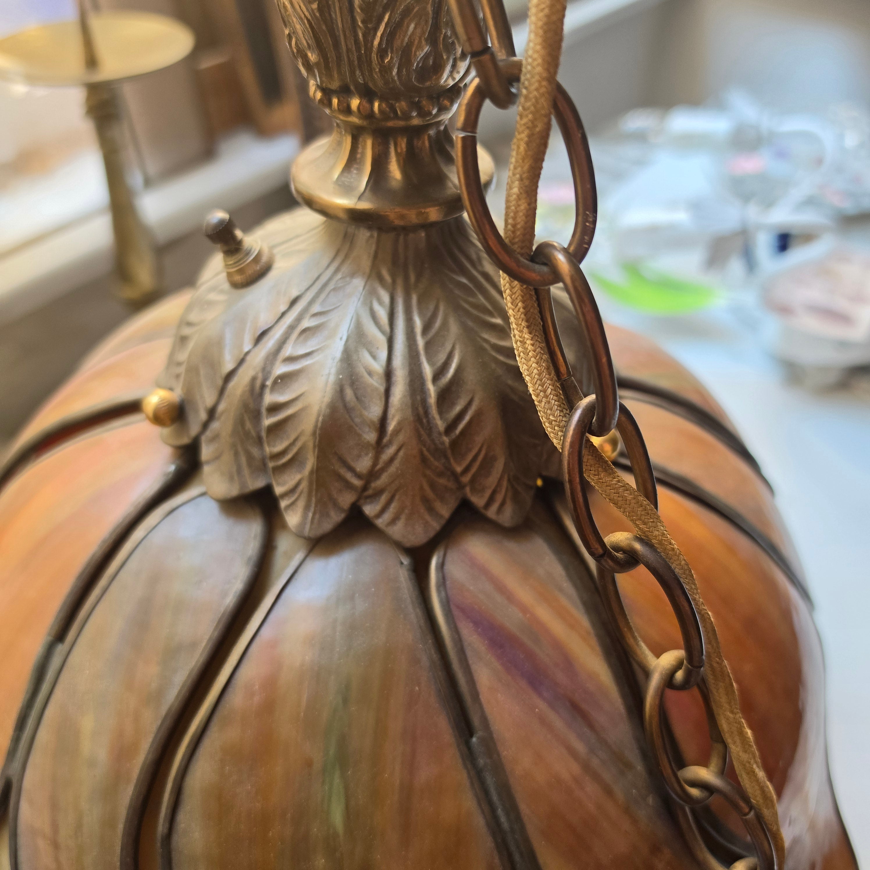 Vintage Tiffany-Stil Hängelampe Lotusblüte / Art Déco Pendelleuchte aus Buntglas & Messing
