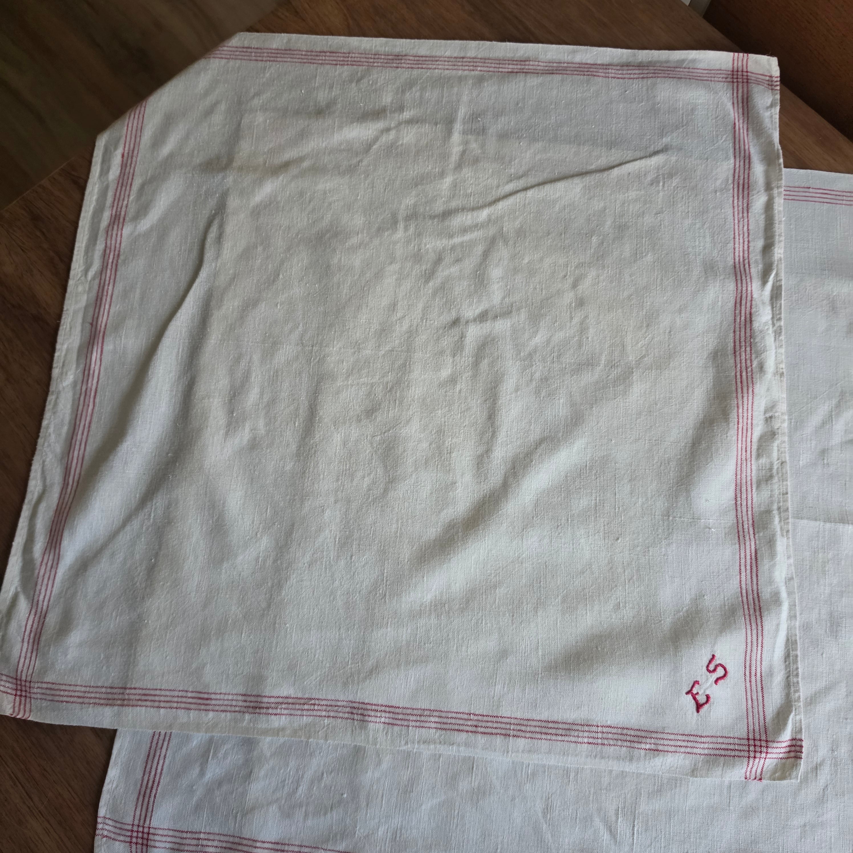 4x Antike Leinen-Geschirrtücher mit Monogramm „E.S.“ –
