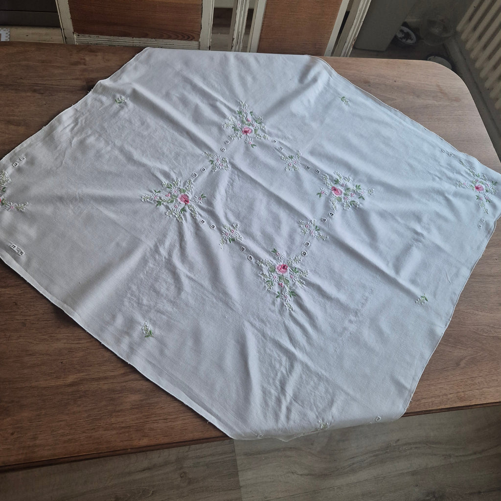 Vintage Tischdecke Baumwolle mit Blumenstickerei 84x88cm