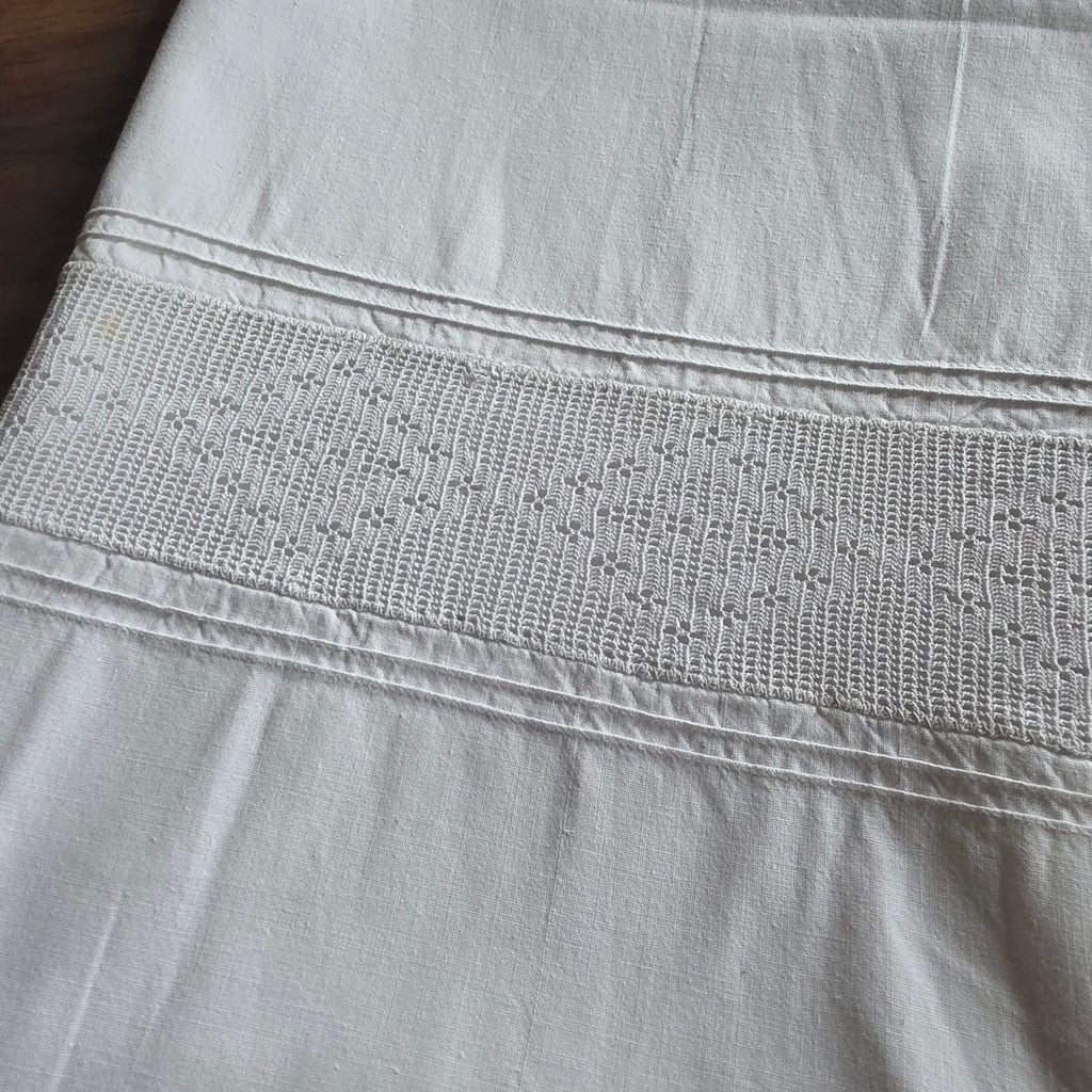 Antiker Baumwoll-Kissenbezug mit breiter Klöppelspitze um 1920 - Weißes Vintage-Kissen 75x75cm