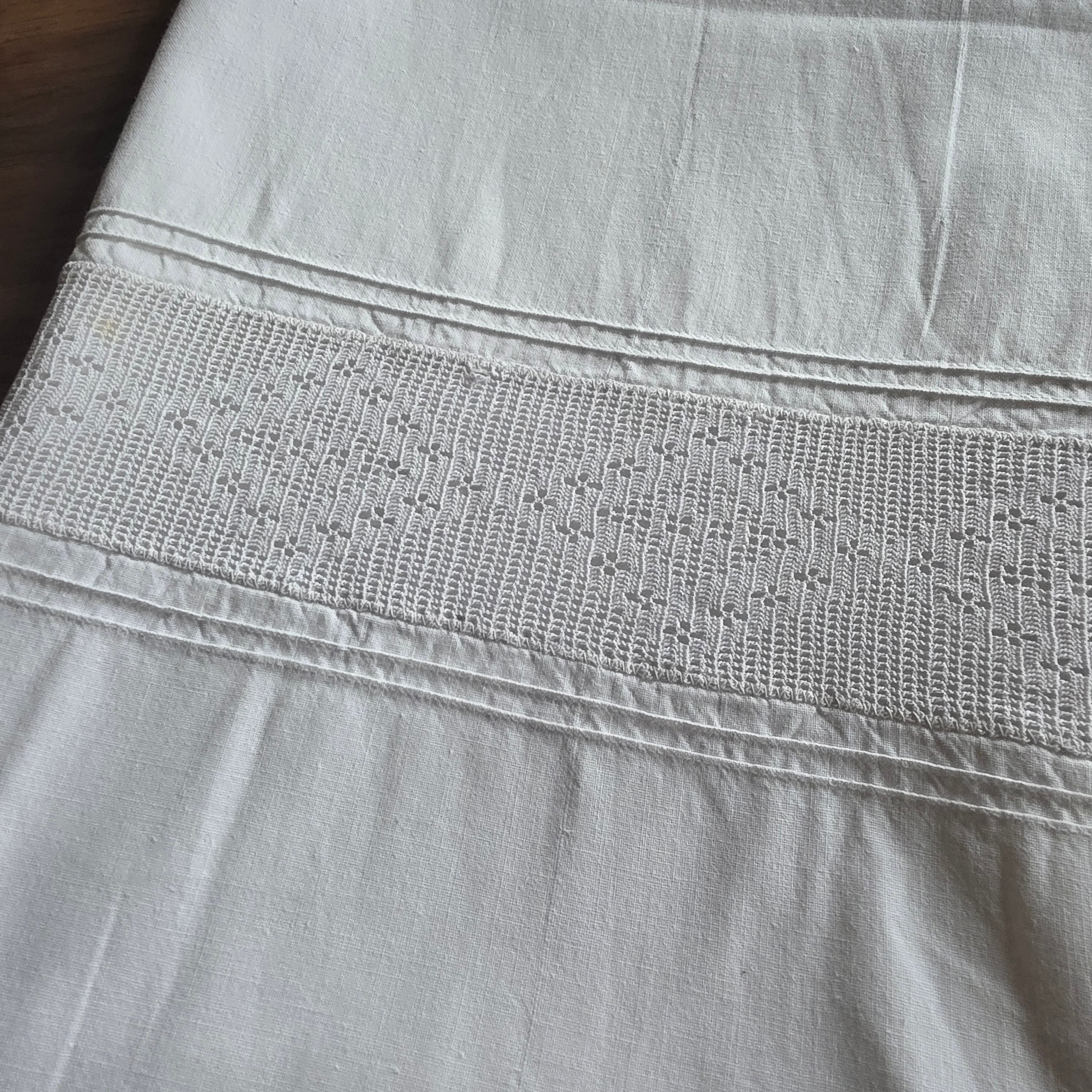 Antiker Baumwoll-Kissenbezug mit breiter Klöppelspitze um 1920 - Weißes Vintage-Kissen 75x75cm