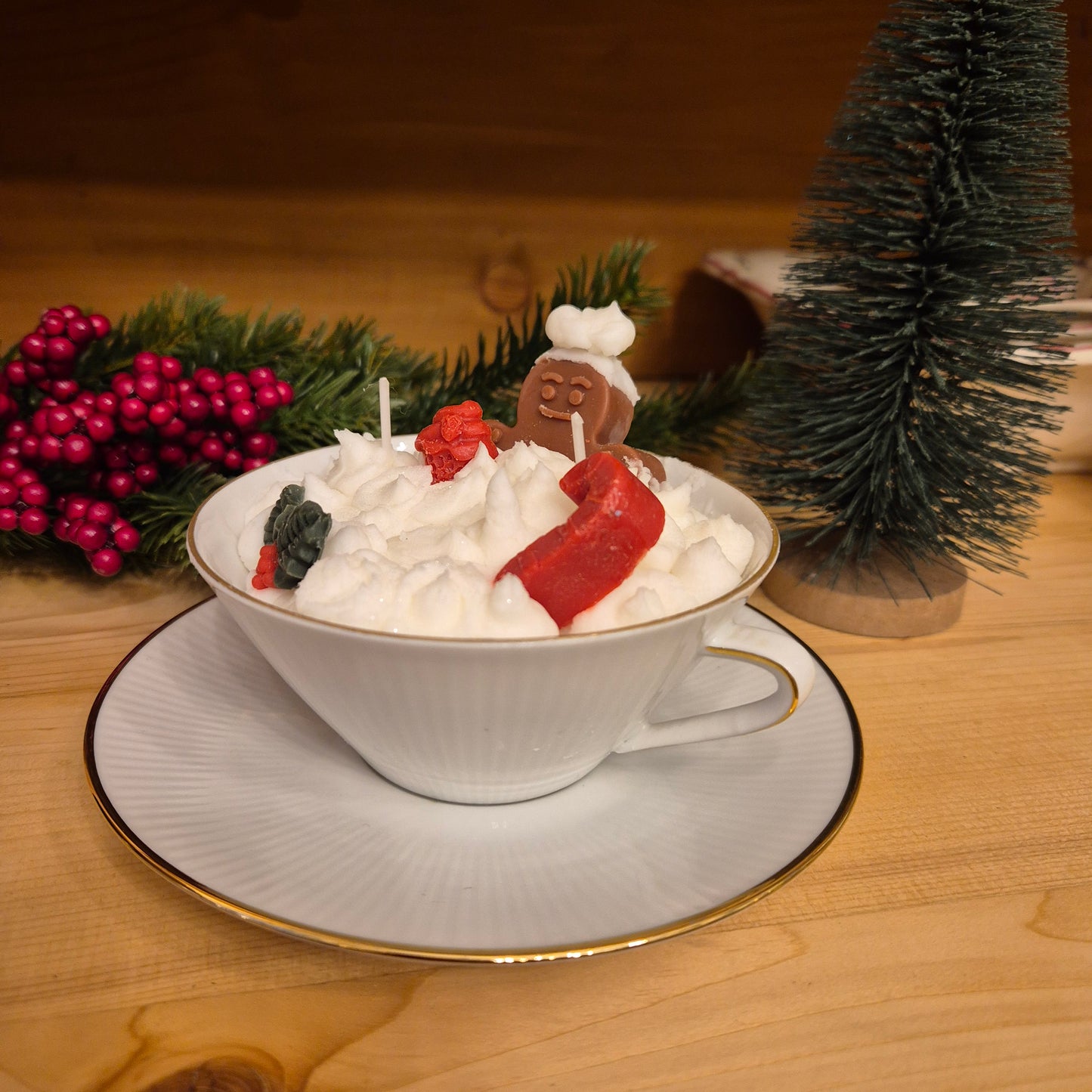 Handgemachte Sojawachskerze Weihnachtesgeschenk badender Lebkuchen Sahne Dessert in Antiker Porzellan Suppentasse von Seltmann Weiden