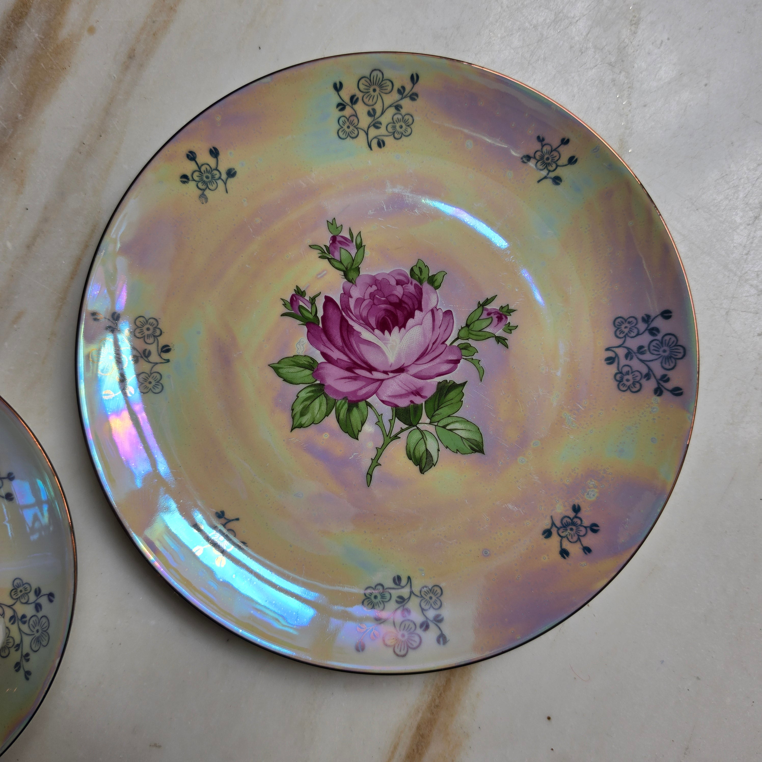 Vintage Kahla Porzellan Sammeltasse mit Perlmutt-Glanz & Rosen-Dekor – 3-teiliges Gedeck - DDR / Mid-Century