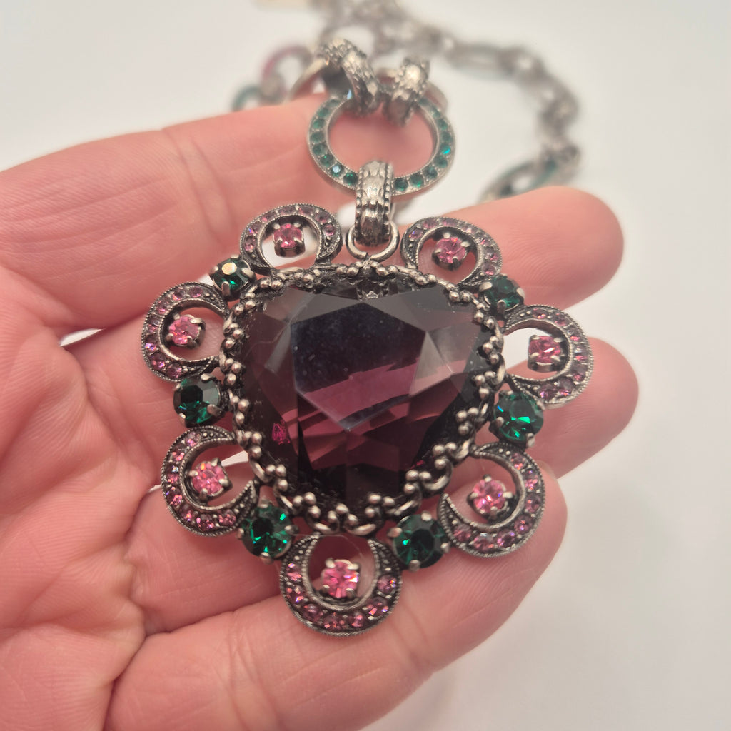 Extravagante Vintage-Halskette im Barock-Stil – Statement-Piece mit dunklem Glas Amethyst & bunten Akzenten