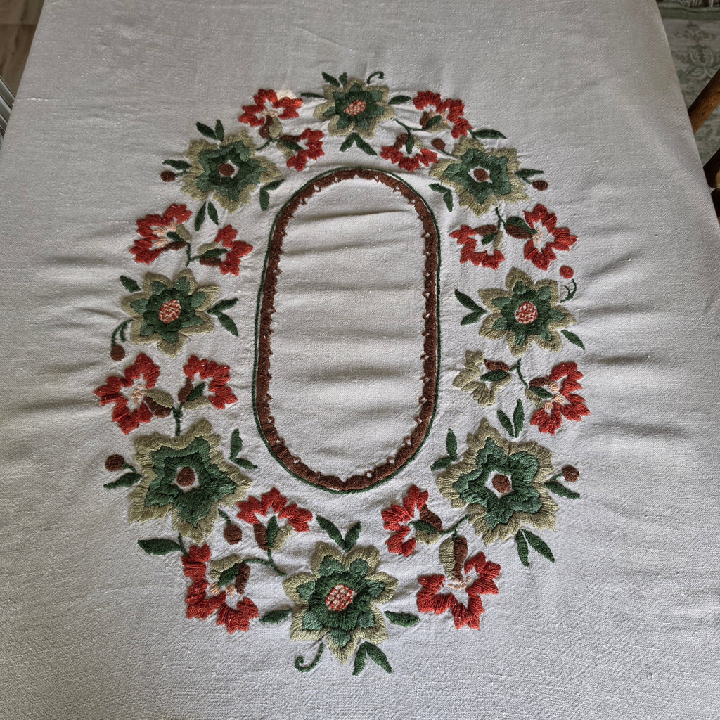 Vintage Leinen-Tischdecke Handgestickt - Rustikale Decke mit Floralem Kurbelstick-Muster 140x150cm