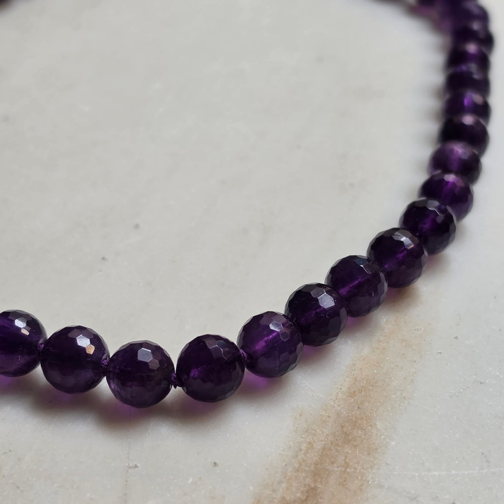 Elegante Perlenkette in Amethyst-Optik – Facettierte violette Perlen mit 925 Silber Magnetverschluss (vergoldet)