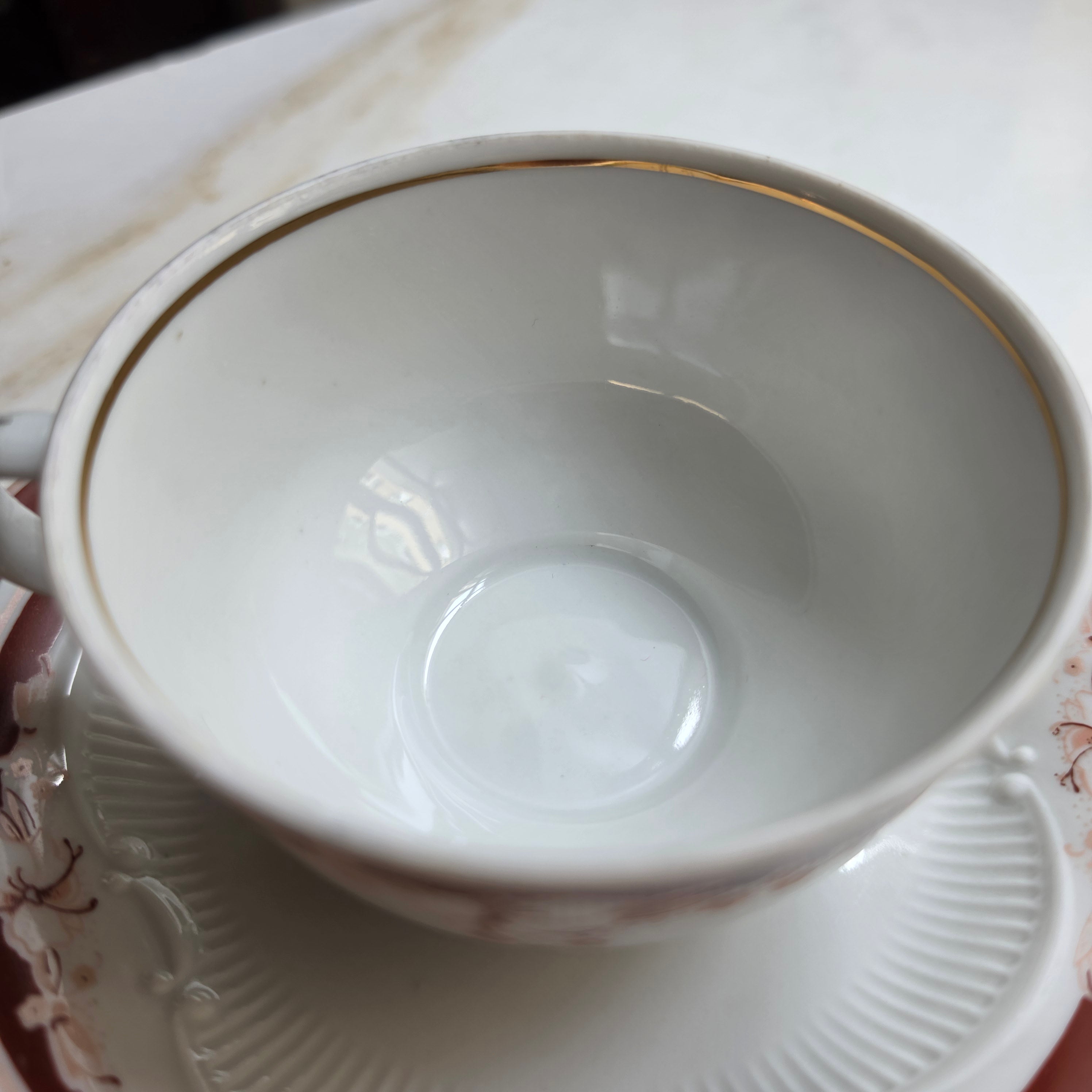 Vintage Porzellan Sammeltasse 3-teilig – Lettin | Antikes Gedeck mit Weinrotem Blüten-Relief & Goldrand