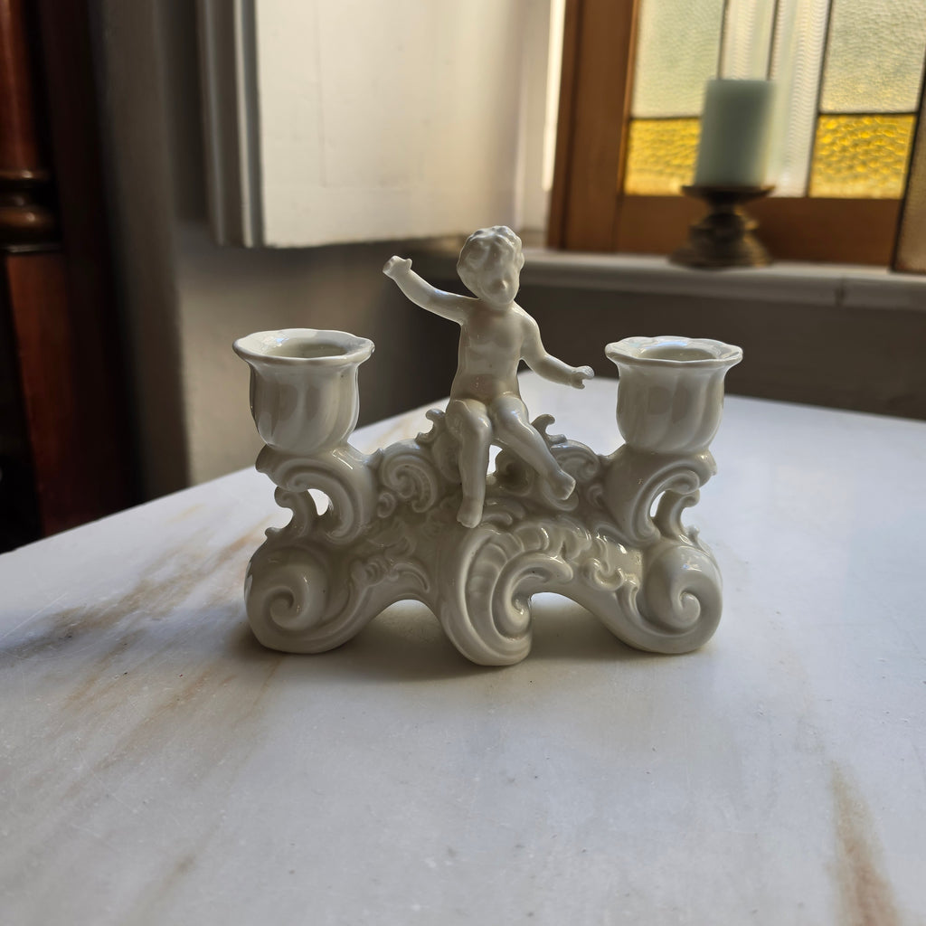 Antiker 2-flammiger Porzellan-Kerzenhalter mit Engel - Putte – Rococo-Stil