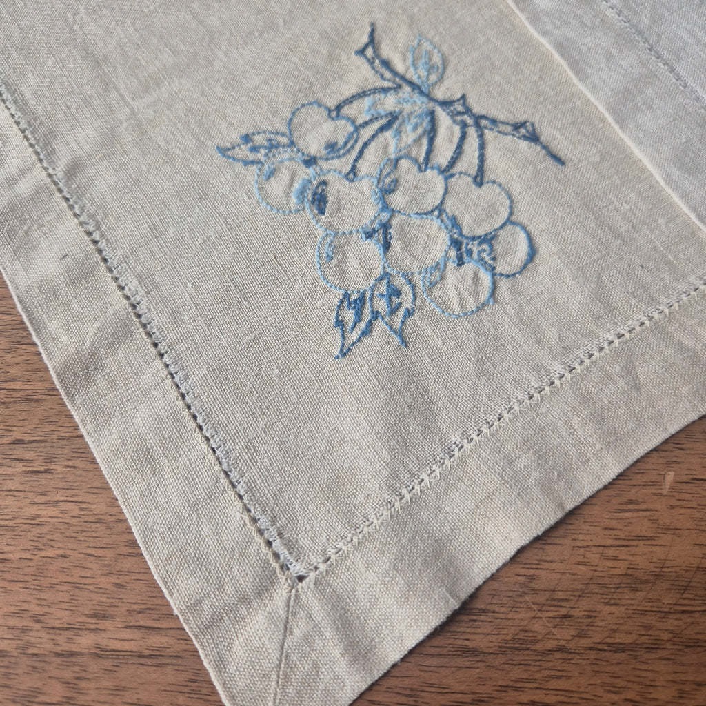 2x Antike Stofftaschentücher Servietten beige bestickt Obst Leinen 30x30cm