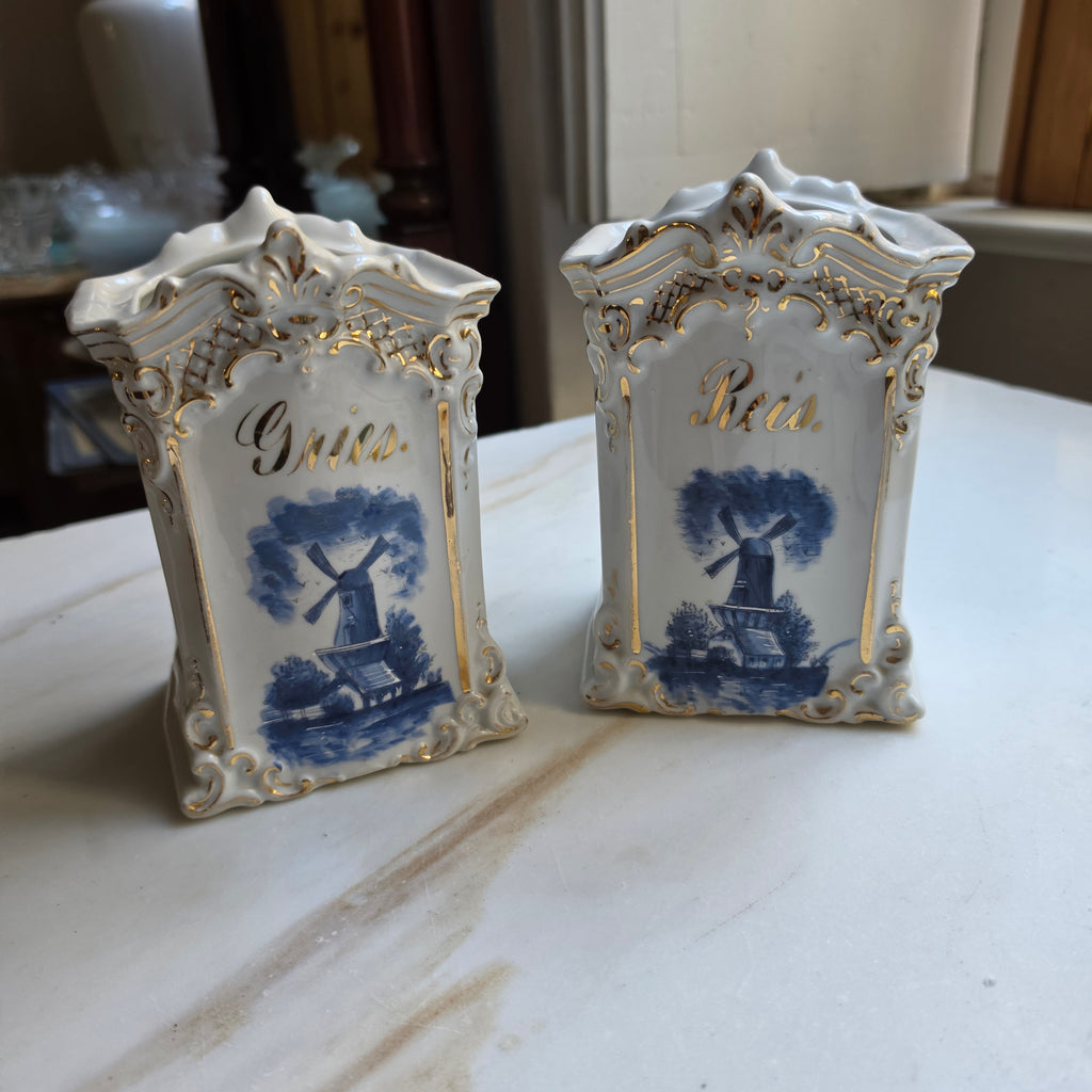 Antike Vorratsdosen als Kochlöffelhalter (da ohne Deckel) mit Goldschrift Grieß oder Reis