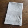 Antiker Baumwoll-Kissenbezug mit breiter Klöppelspitze um 1920 - Weißes Vintage-Kissen 75x75cm