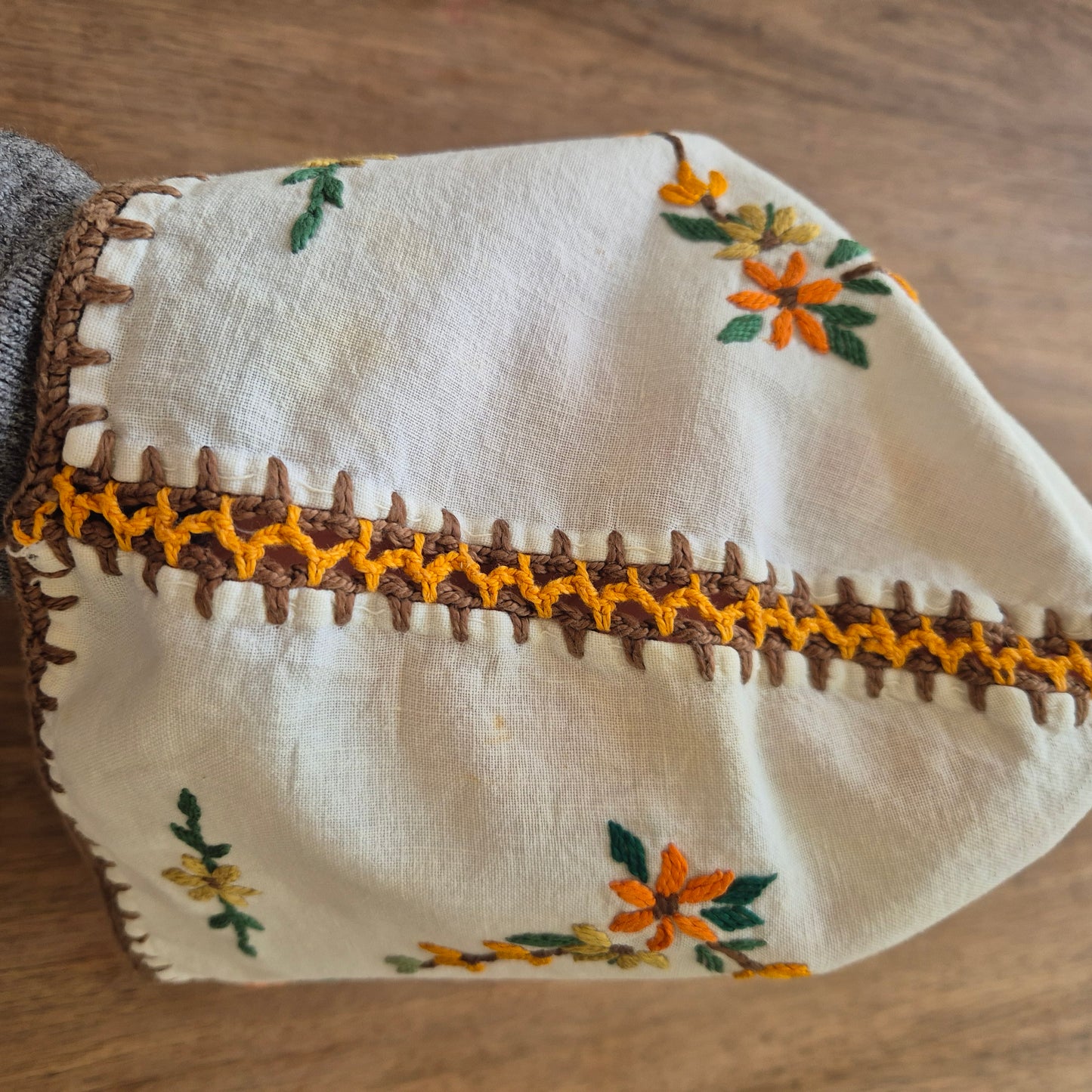 Handgemachte Vintage Teehaube Blumenstickerei und mini Stockflecken