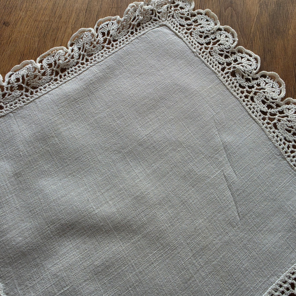 Edles Vintage-Linnendeckchen mit handgehäkelter Spitzenkante – Quadratisches Doily / Tischelement in Naturweiß