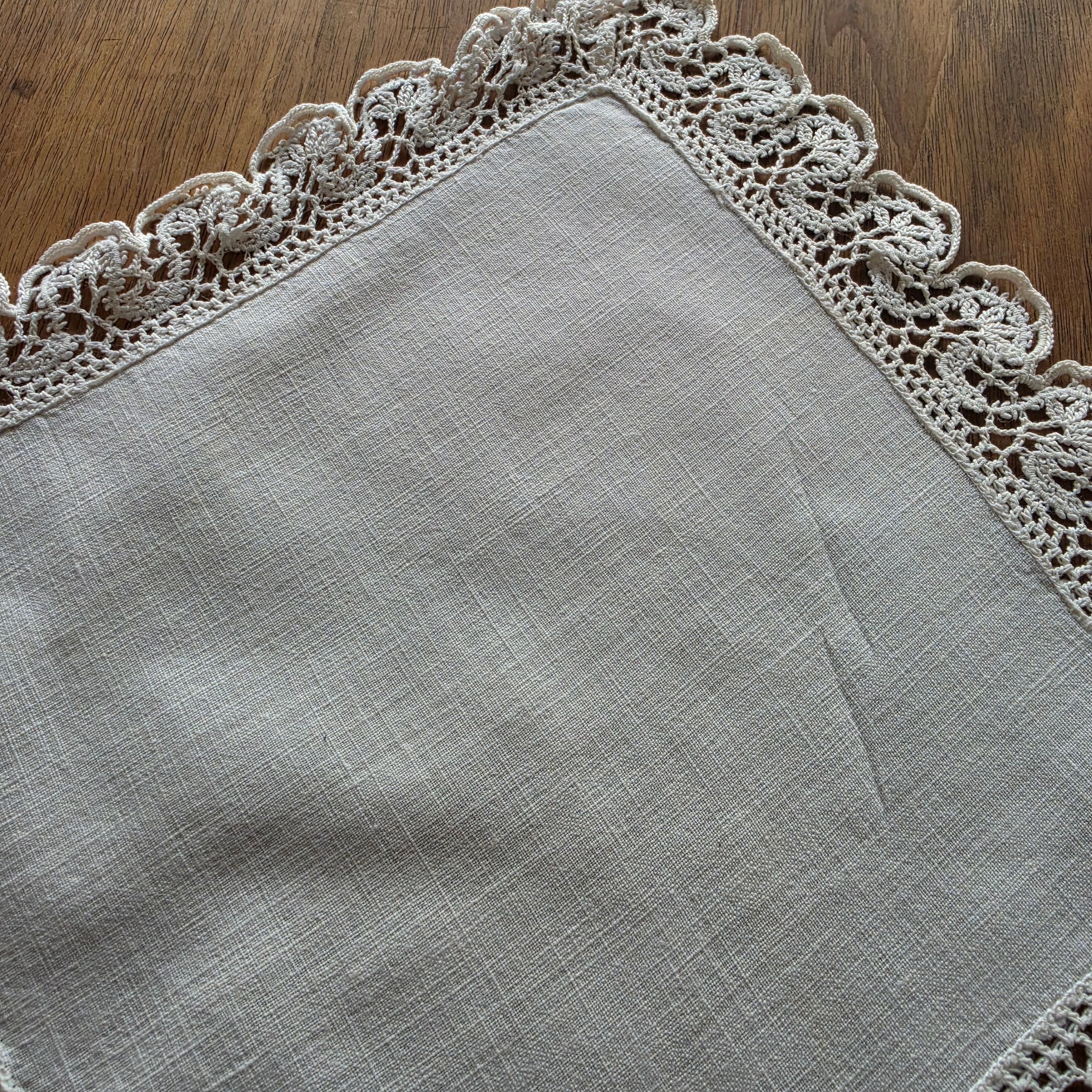 Edles Vintage-Linnendeckchen mit handgehäkelter Spitzenkante – Quadratisches Doily / Tischelement in Naturweiß