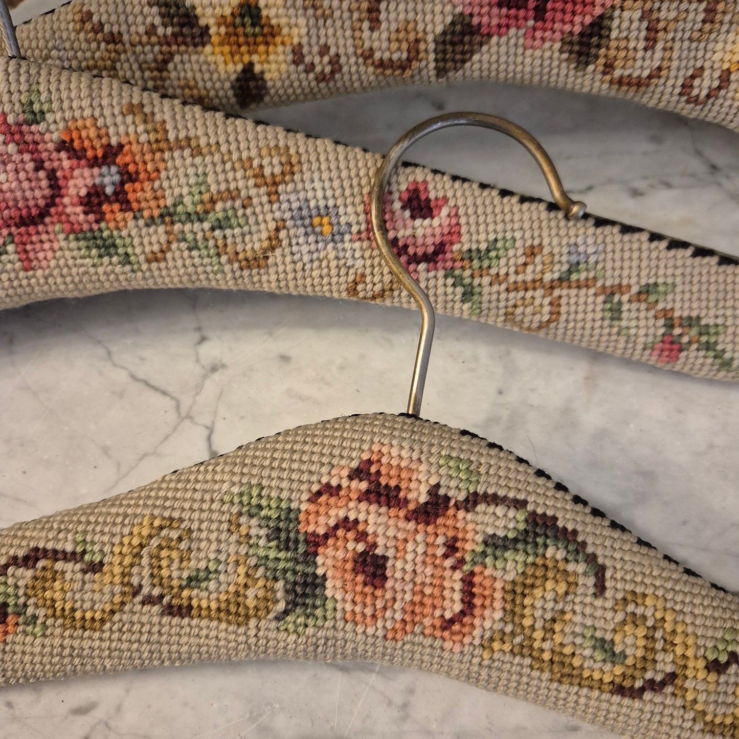 4x Alte Vintage Kleiderbügel Gobelin Stil Samt bestickt mit Rosen auch als Deko!