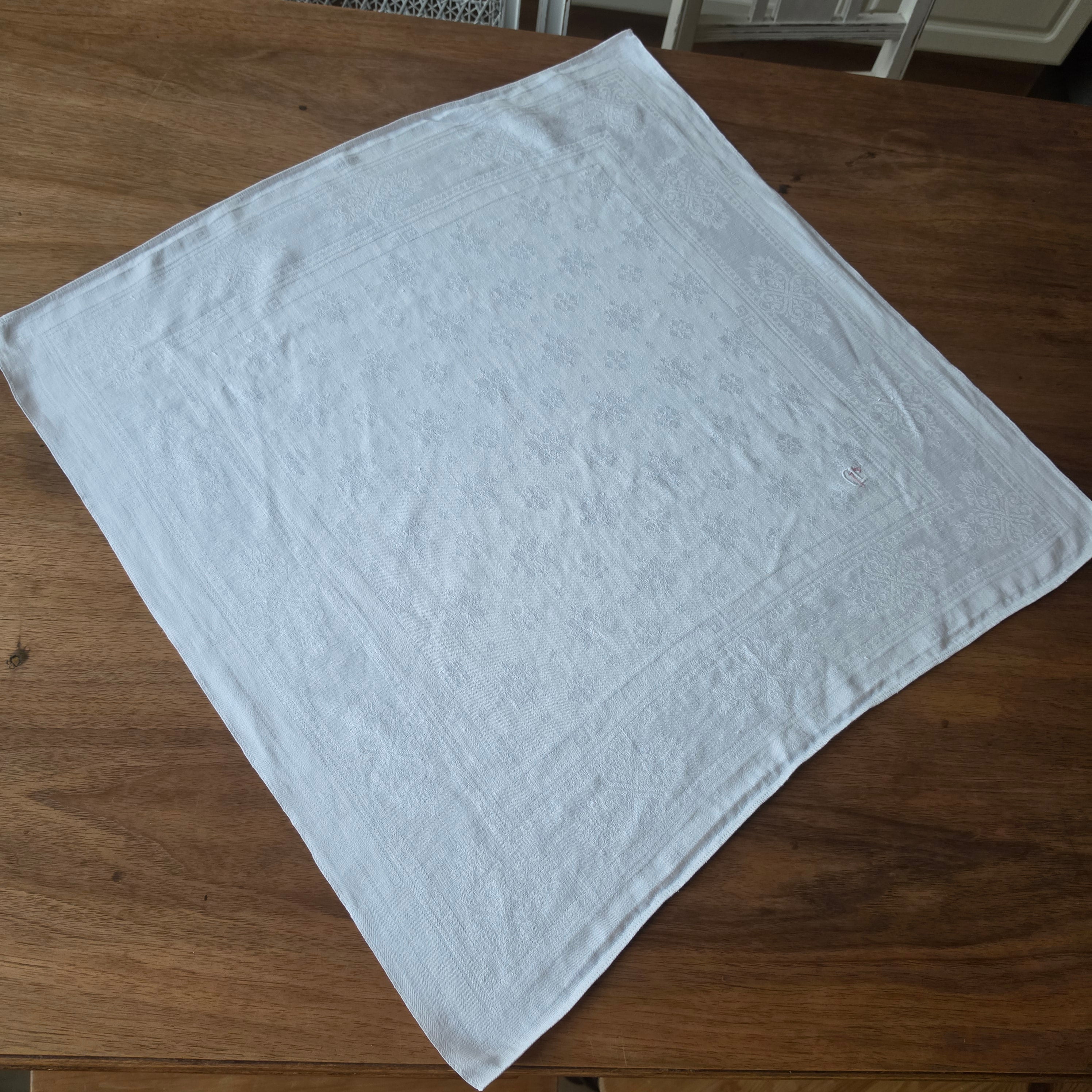 Antike Jugendstil-Damast-Serviette - Mitteldecke mit kunstvollem Monogramm D.L. 60x62cm
