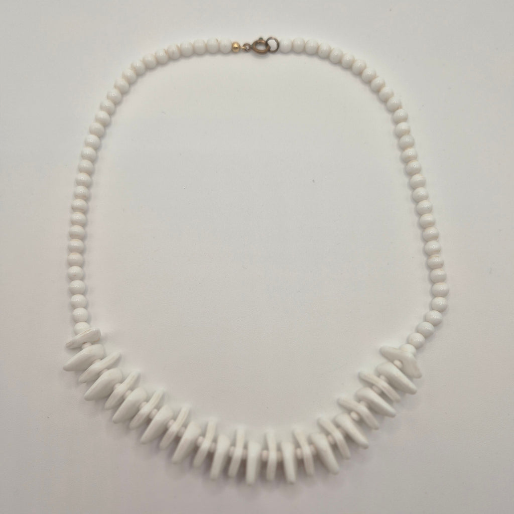 Vintage Statement-Kette – Strahlendes Weiß im edlen Glassteinen-Look