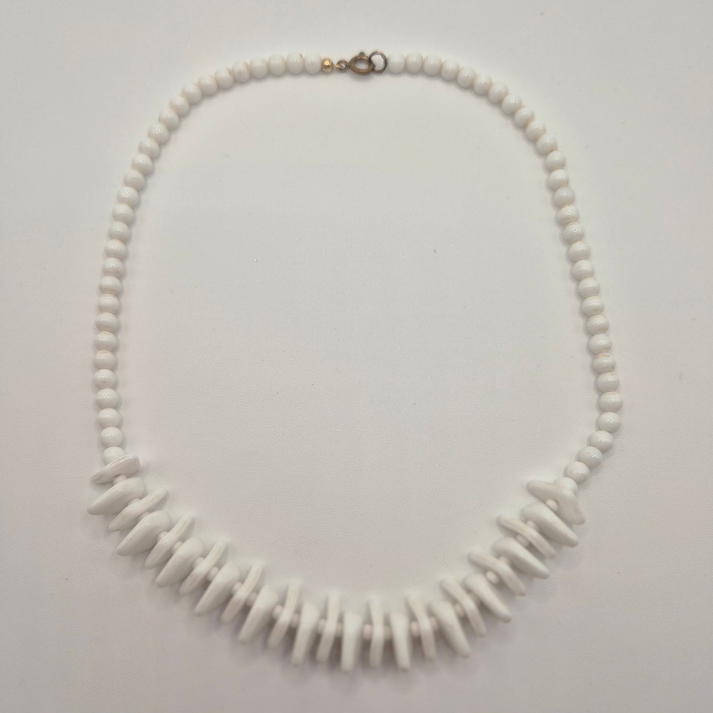 Vintage Statement-Kette – Strahlendes Weiß im edlen Glassteinen-Look