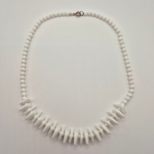 Vintage Statement-Kette – Strahlendes Weiß im edlen Glassteinen-Look