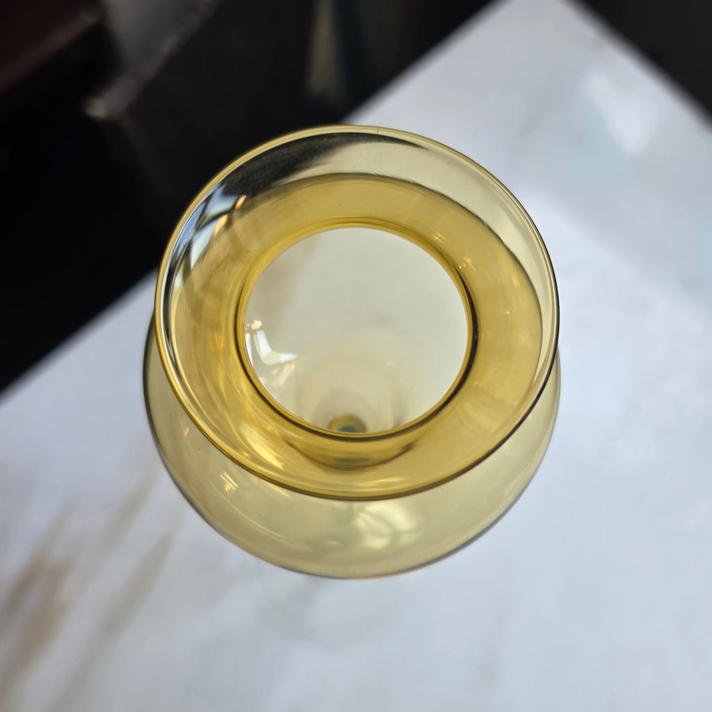Elegantes Vintage Glas-Kelchglas mit langem Stiel – Bernsteingelb / Amber