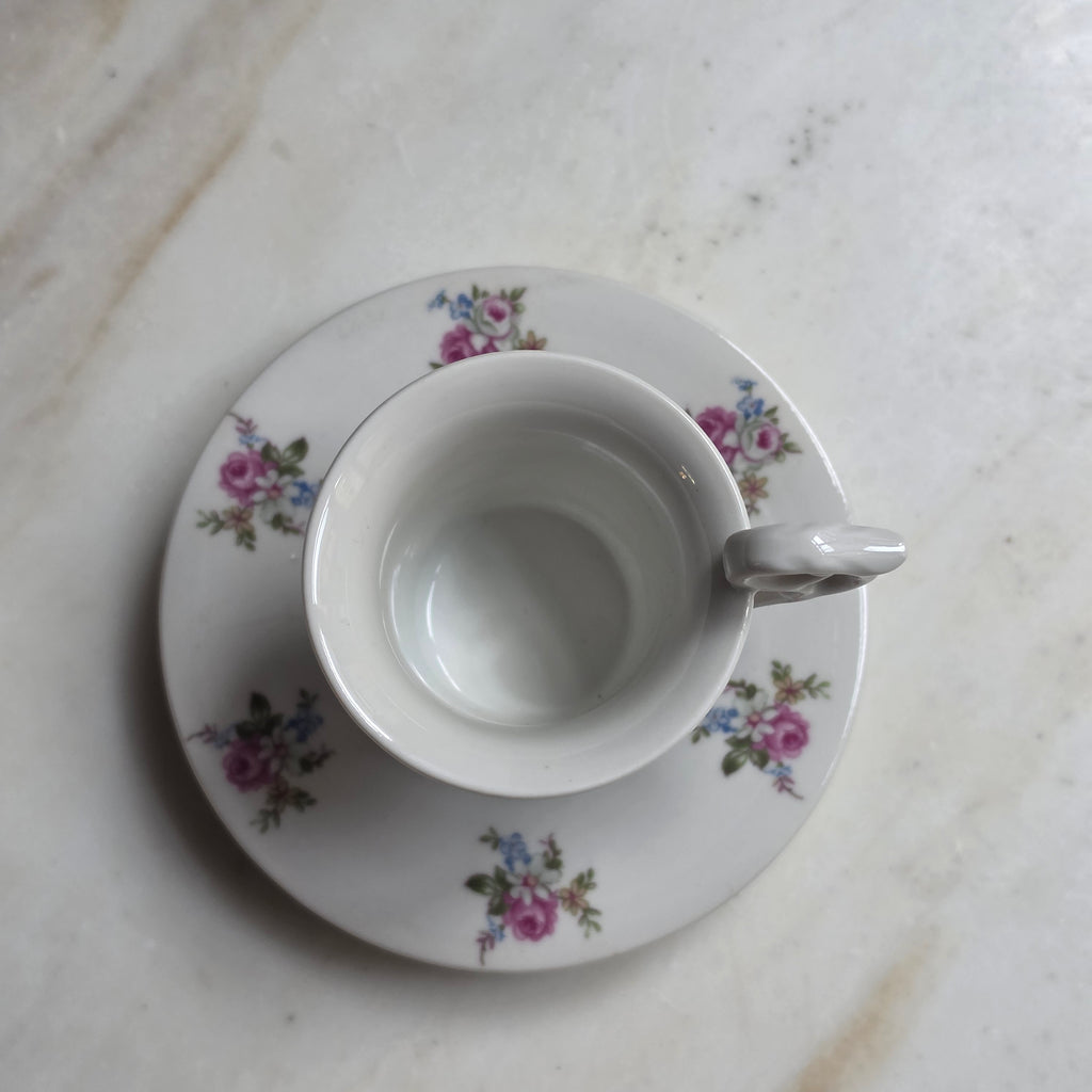 Vintage Kahla Mokkatasse / Espressotasse mit Untertasse – Romantisches Blümchendekor & Schwanenhals-Henkel