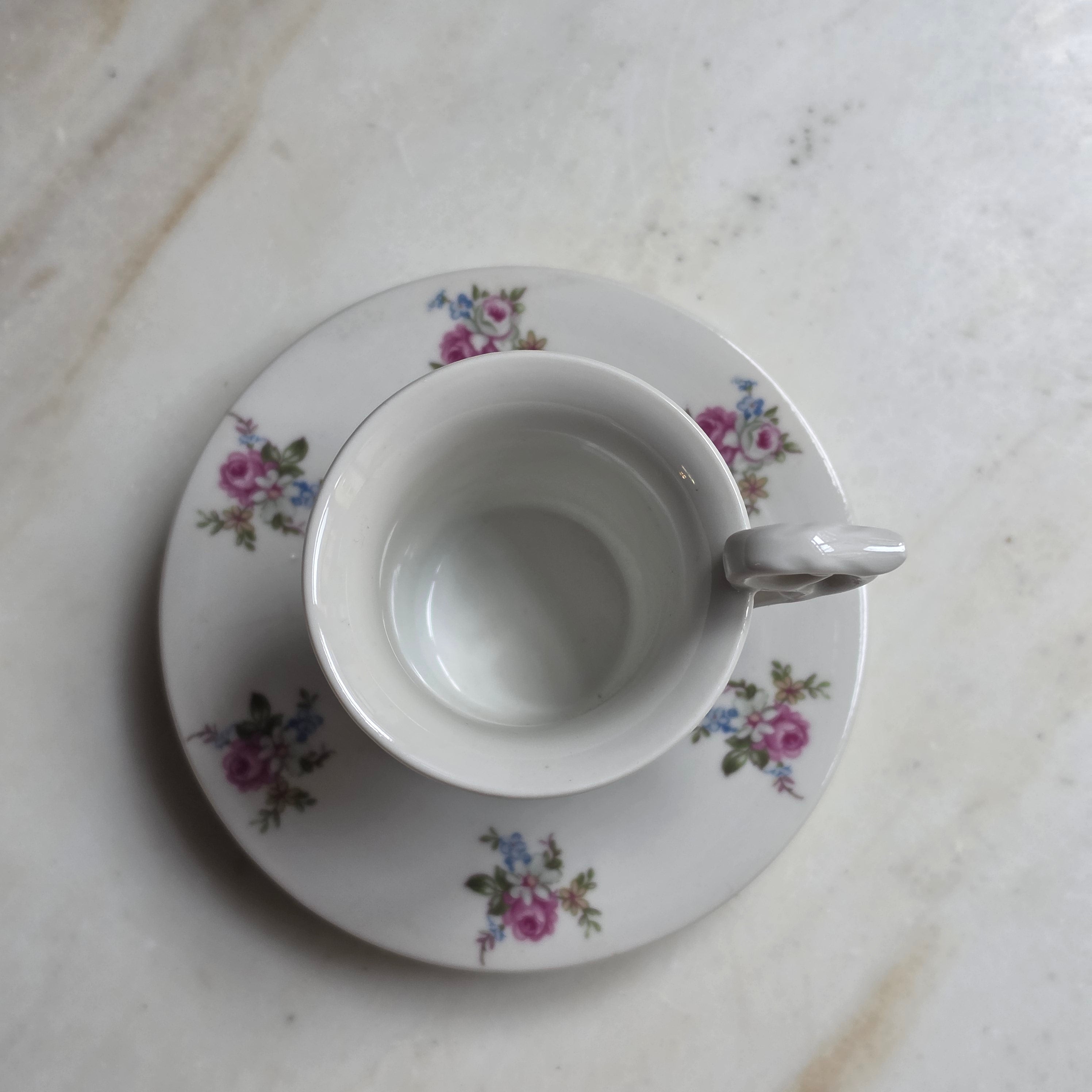 Vintage Kahla Mokkatasse / Espressotasse mit Untertasse – Romantisches Blümchendekor & Schwanenhals-Henkel