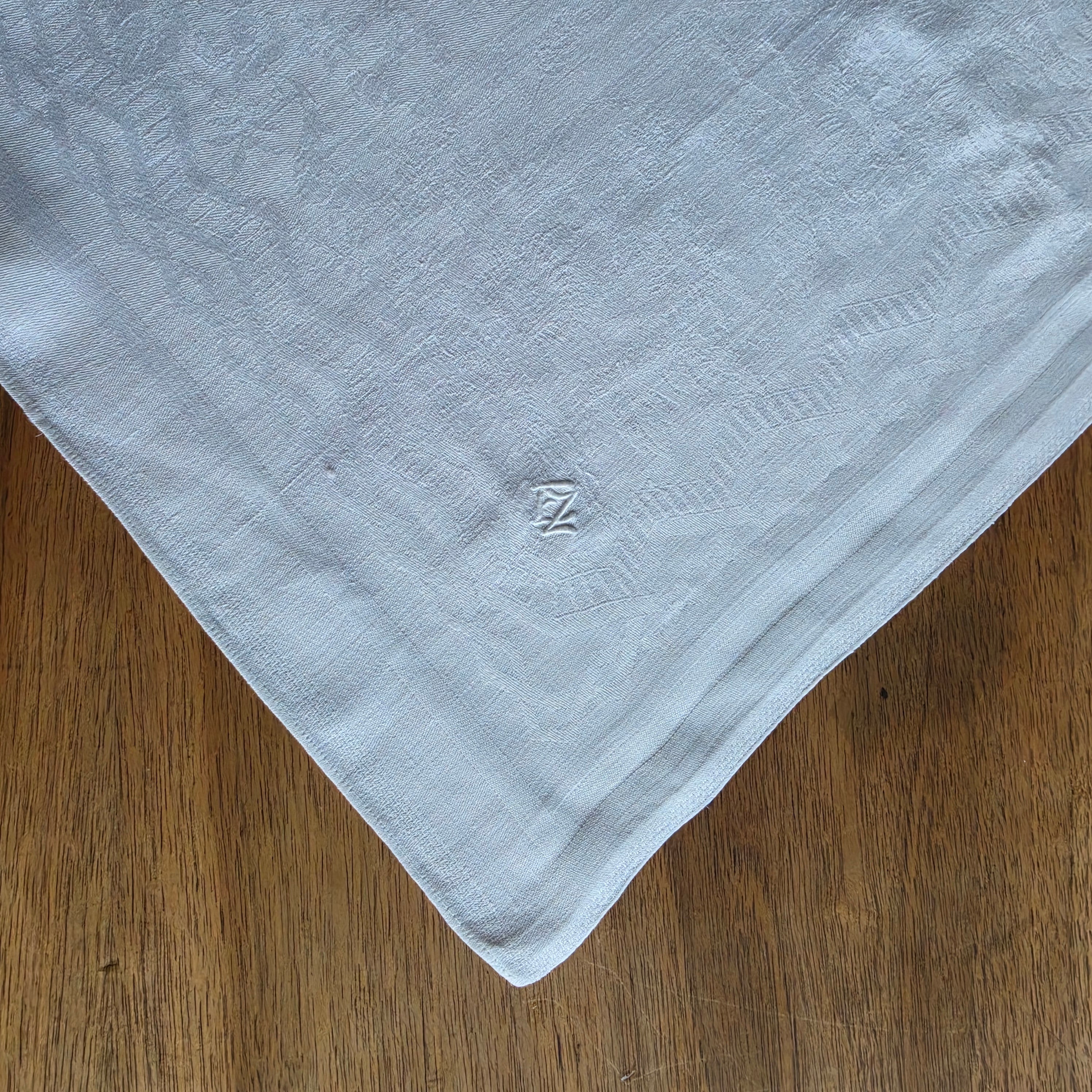 Klassische Damast-Tischdecke aus Halbleinen/Baumwolle mit Monogramm-Stickerei „EZ“ - 68x71cm