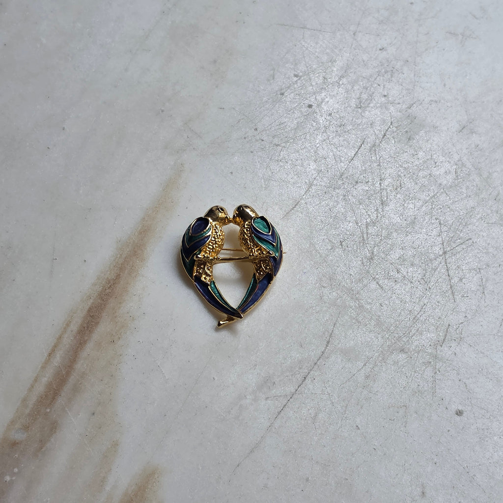 Vintage Goldfarbene Emaille-Brosche "Zwei Liebende Papageien"