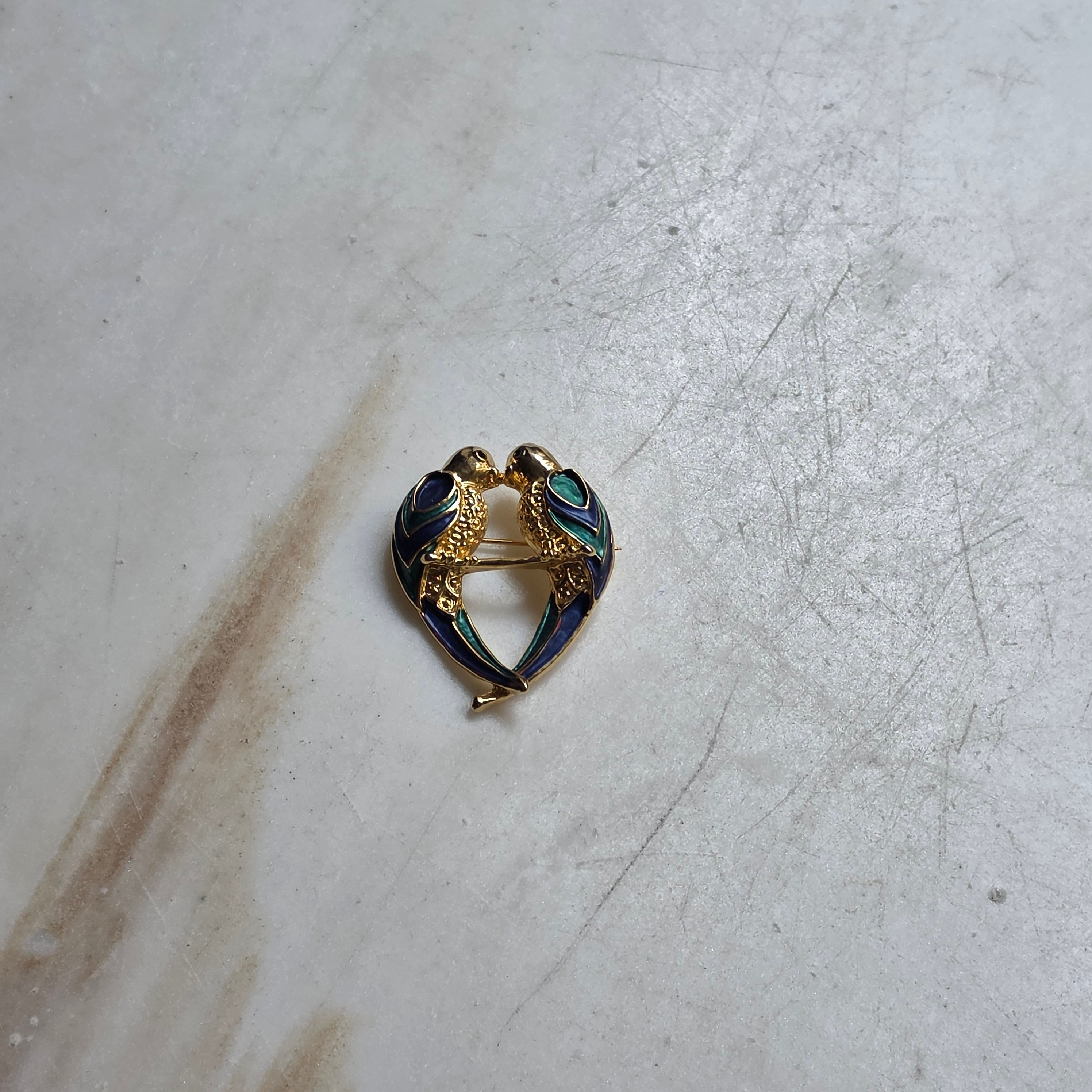 Vintage Goldfarbene Emaille-Brosche "Zwei Liebende Papageien"