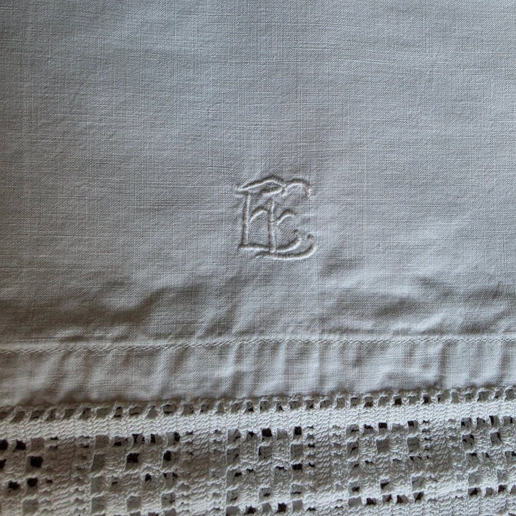 Antiker Baumwoll-Kissenbezug mit handgearbeiteter Klöppelspitze & Monogramm - Reine weiße Baumwolle 80x80cm
