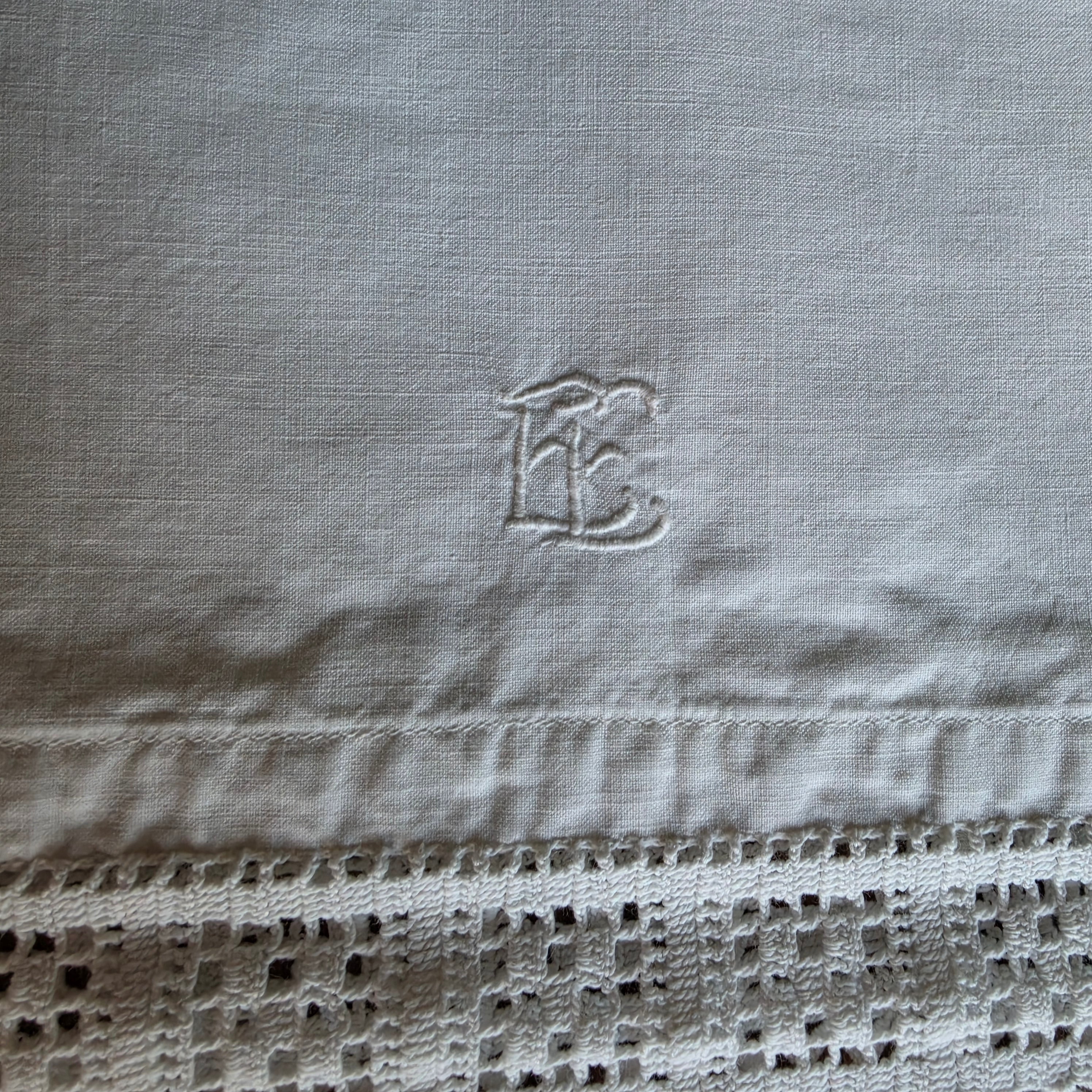 Antiker Baumwoll-Kissenbezug mit handgearbeiteter Klöppelspitze & Monogramm - Reine weiße Baumwolle 80x80cm