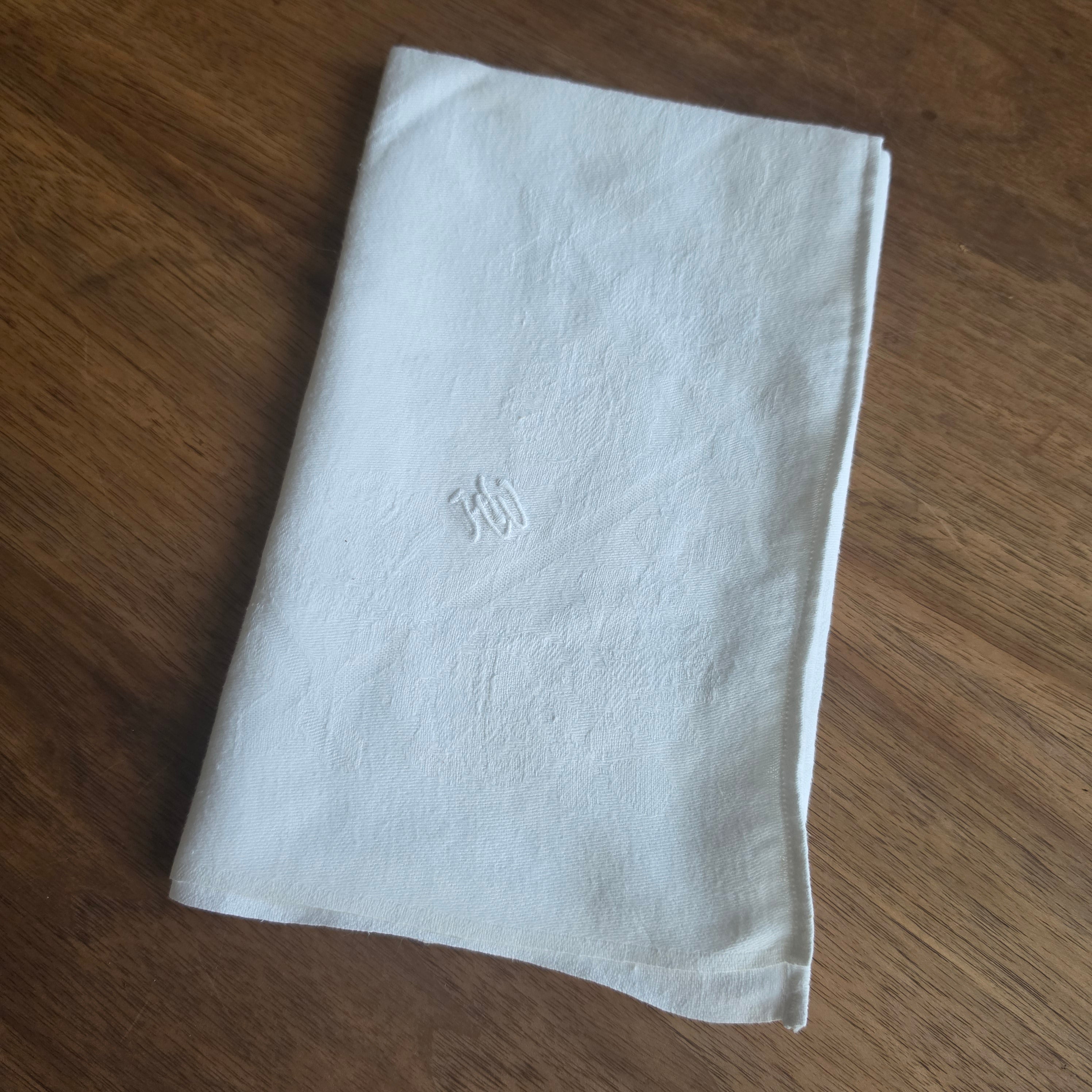 Antike Damast-Stoffserviette mit kunstvollem Monogramm „H.W.“ – Reines Leinen/Halbleinen um 1900 - 45x48cm