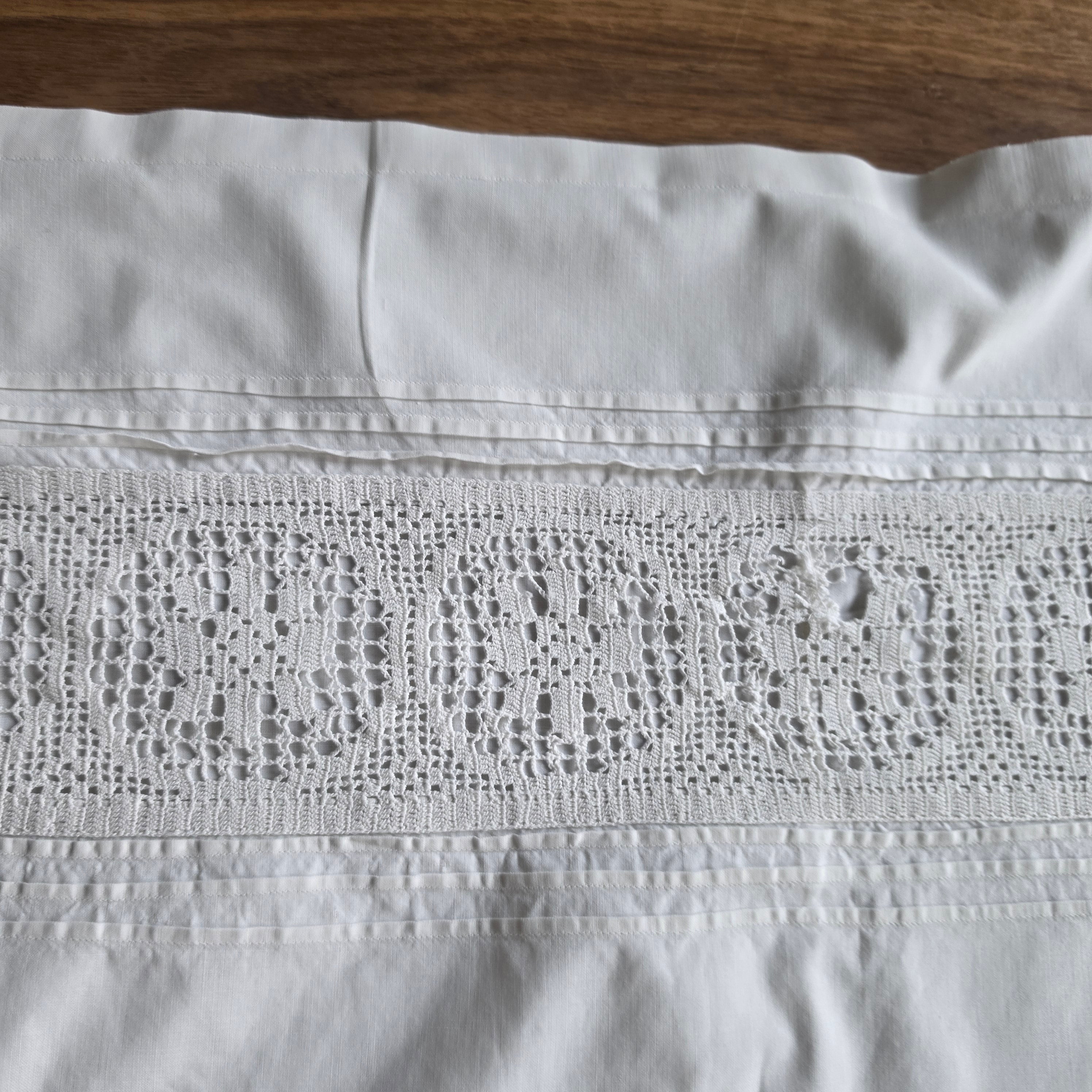 Baumwolle Upcycling-Potenzial pur: Shabby Chic Kissenhülle mit Häkelspitze - 65x75cm