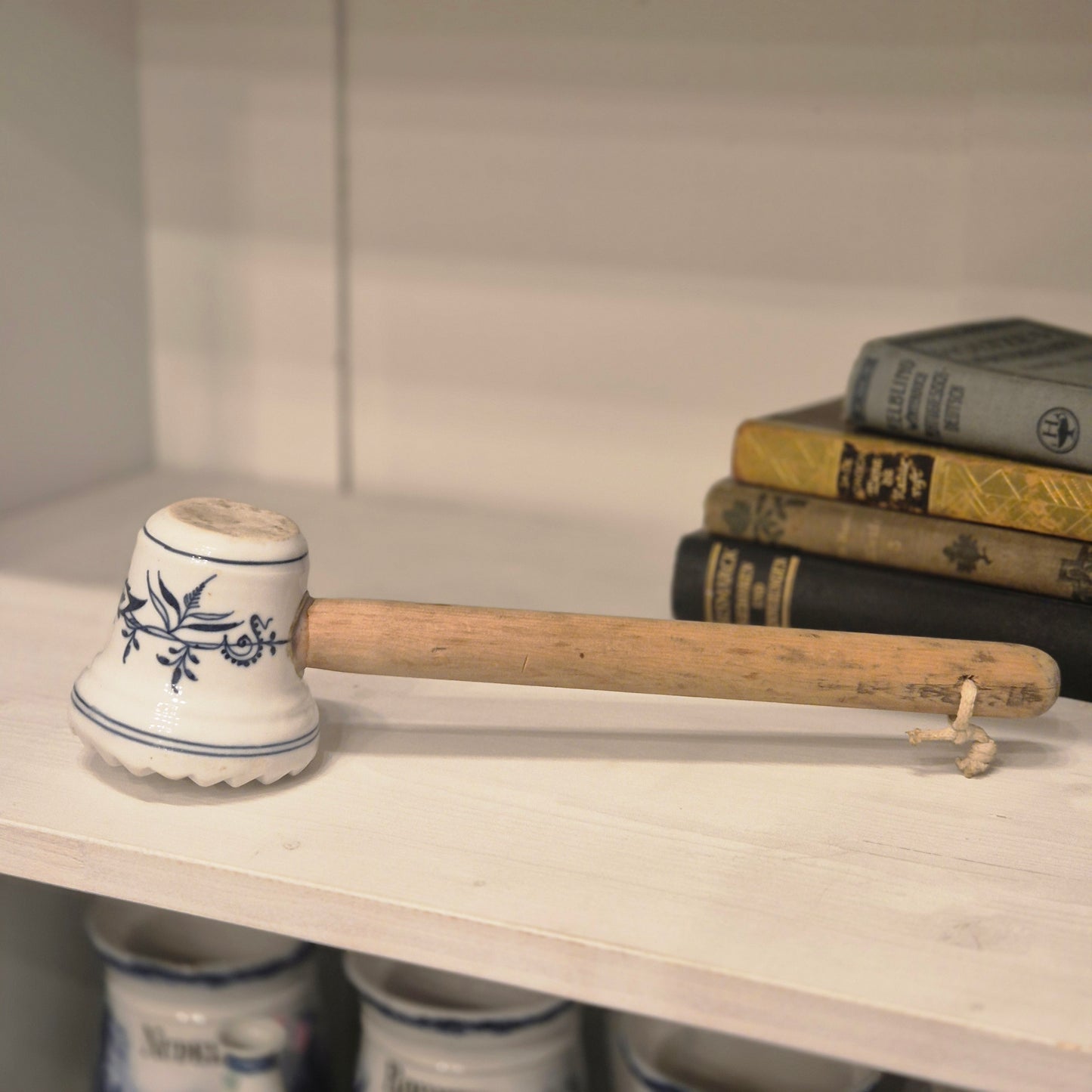 Antiker Fleischhammer Porzellan Holzgriff Blau Weiß Zwiebelmuster Küchendeko