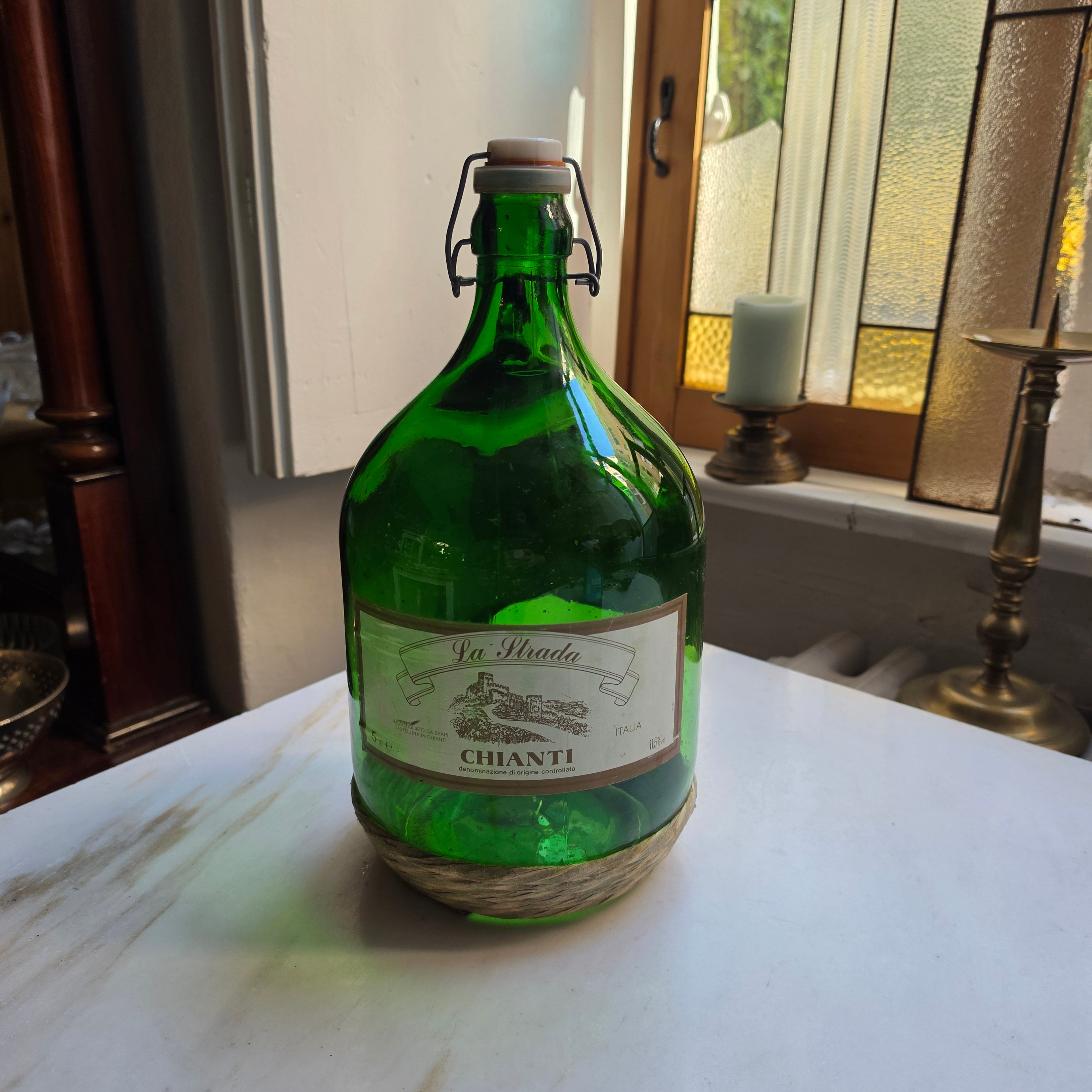 Große Vintage Demijohn Weinflasche „La Strada Chianti“ (5L) – Grünes Glas mit Bügelverschluss & Bastfuß