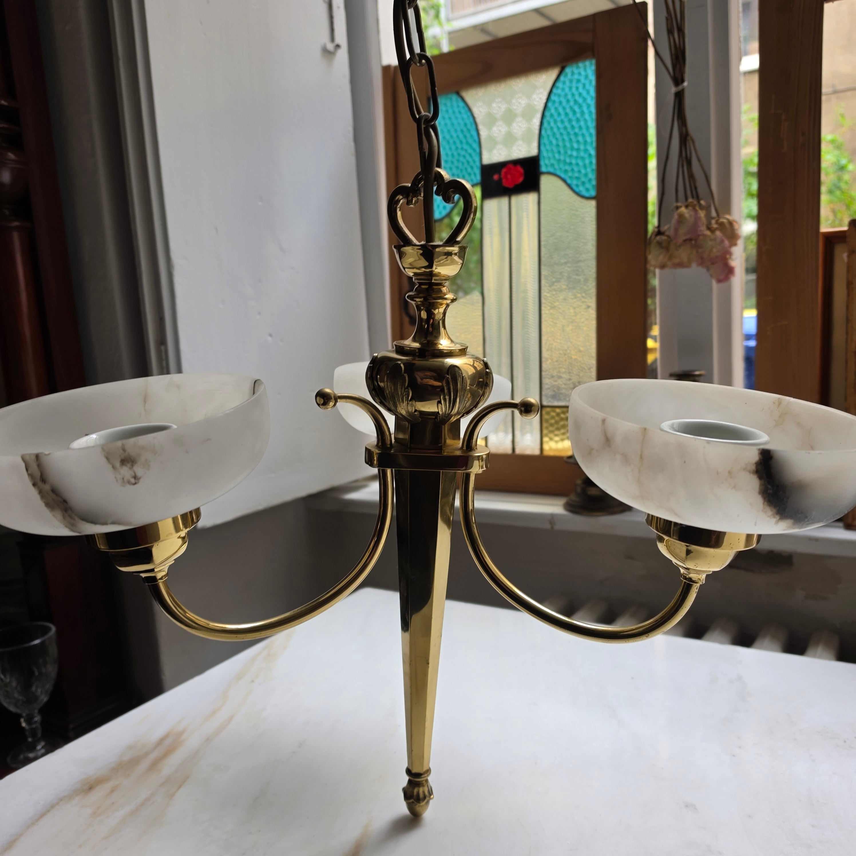 Art Jugendstil Deckenlampe - 3-armig mit Marmoroptik Glasschalen und Messing
