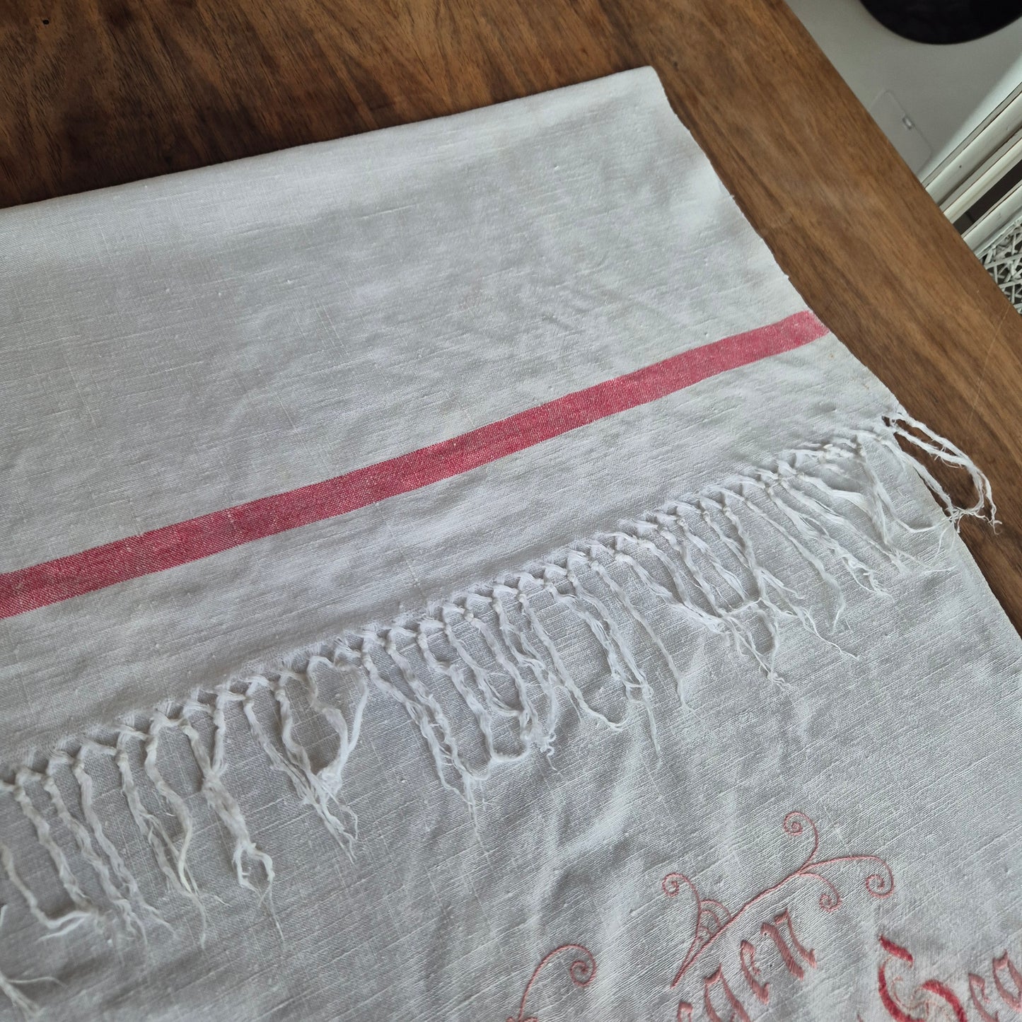 Altes Überhandtuch rot weiß verwaschen handmade 59x130cm "Sich regen bringt Segen"