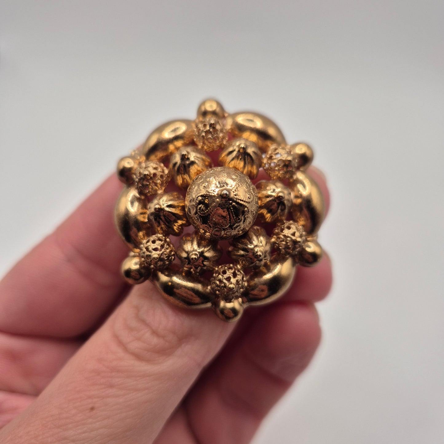 Große 60er Jahre Brosche wunderschöne Handarbeit