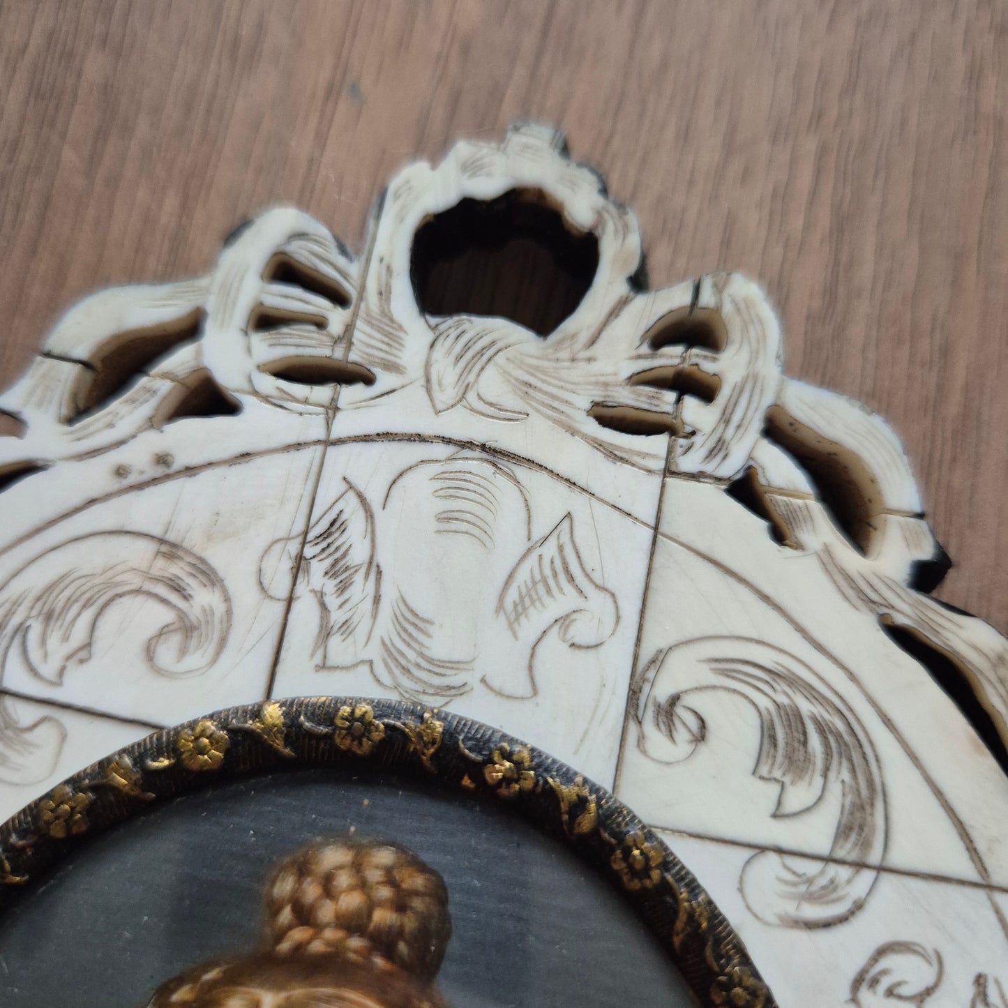 Antike viktorianische Miniaturmalerei / Lupenmalerei Porträt "Caroline von Holnstein" auf Bein / Porzellan Holz