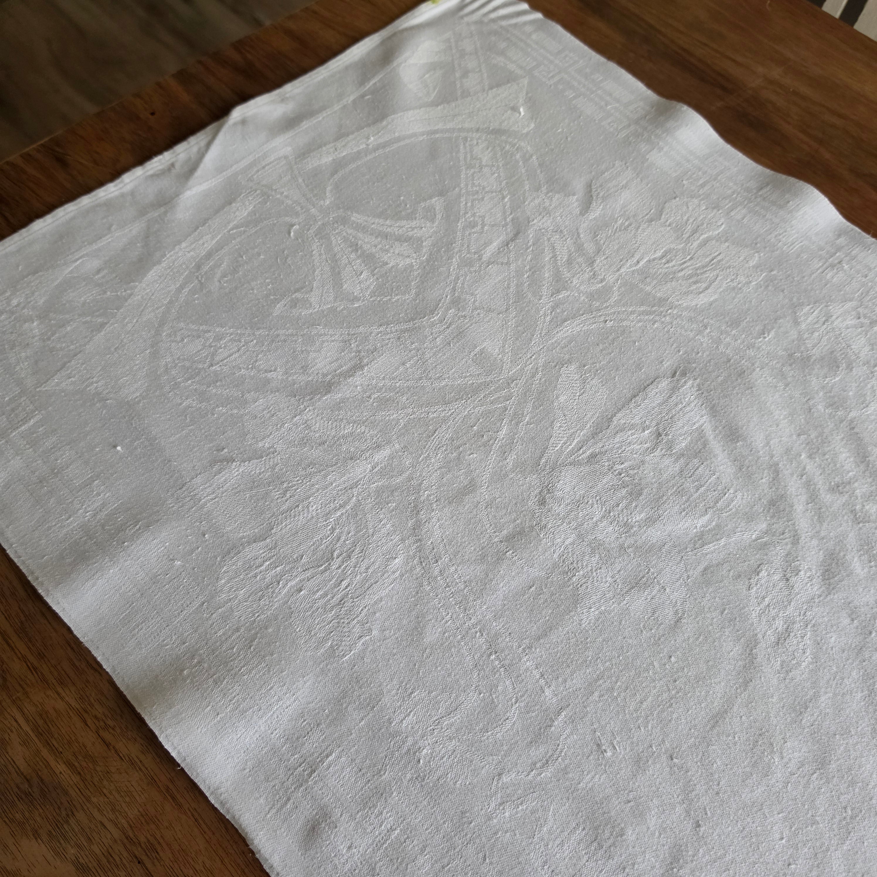 Antikes Jugendstil Damast-Geschirrtuch mit handgesticktem Monogramm – Um 1900 - 49x112cm