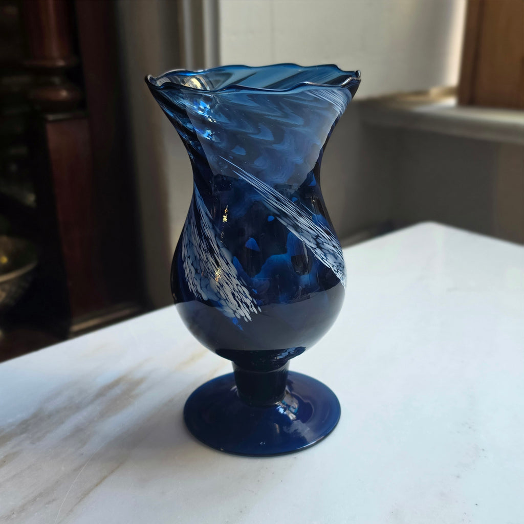 Mundgeblasene Kunstglas-Vase in Cobaltblau – Elegantes Wirbel-Design