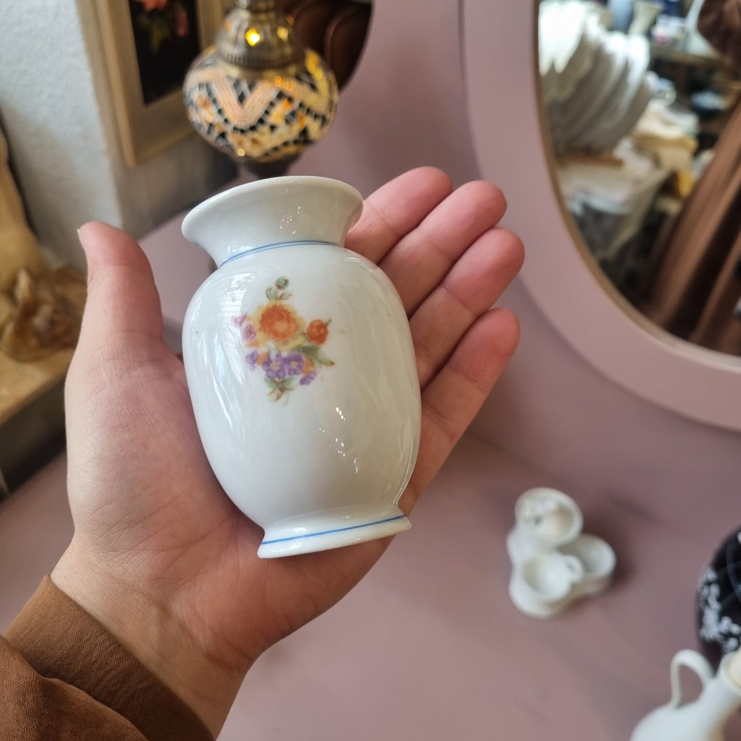 Antike mini Vase mit Blumenmalerei weiß