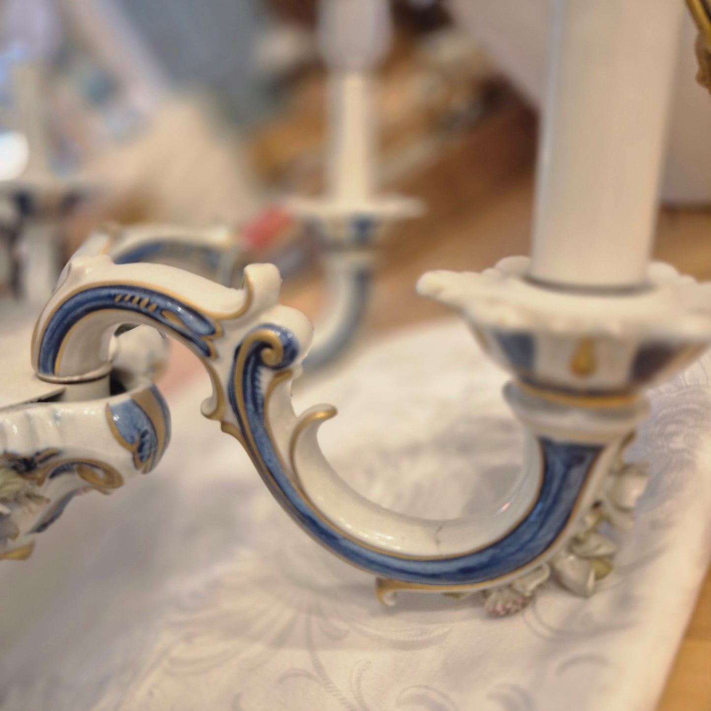 Antiker Barock Blumendekor Kronleuchter oder Kandelaber aus Porzellan, Italien - 6-armig (geklebt)