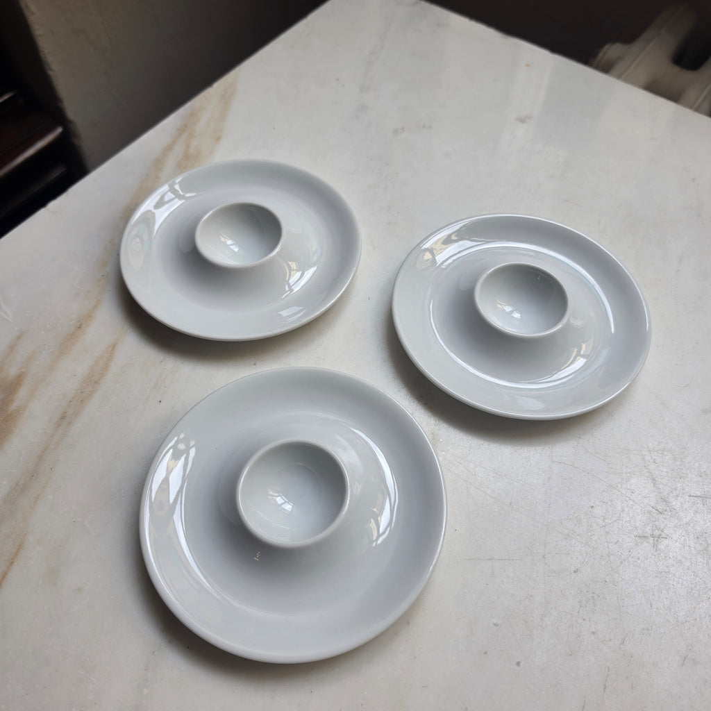 Vintage Friesland Porzellan Eierbecher – 3er Set – Klassisch Weiß mit Ablage