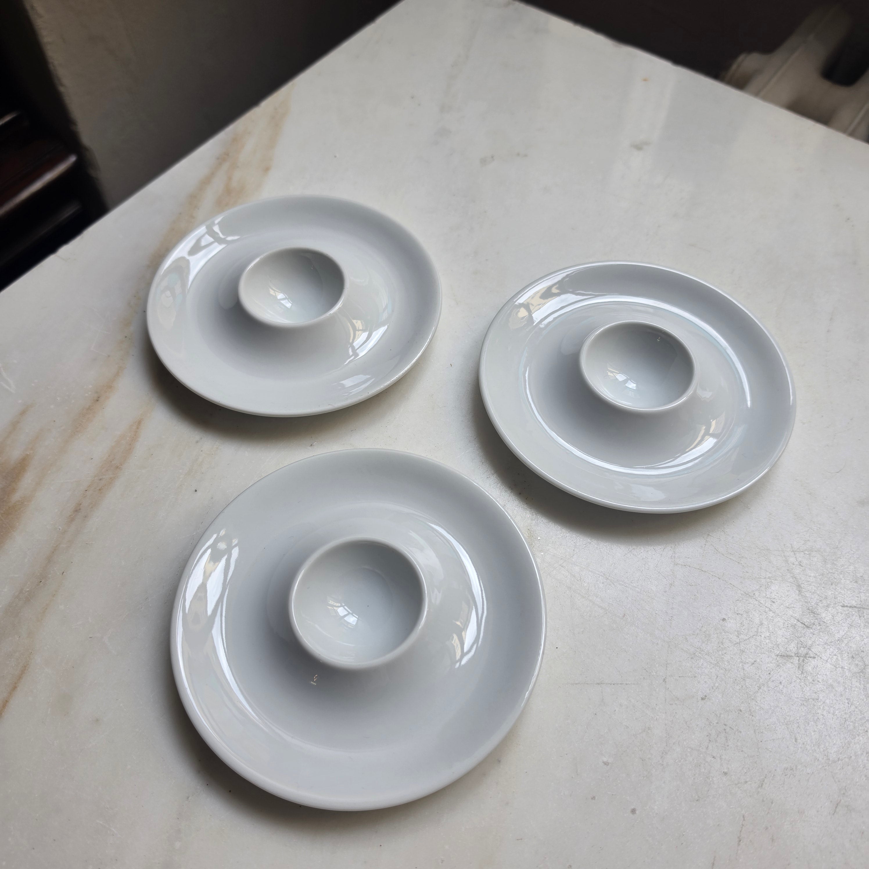 Vintage Friesland Porzellan Eierbecher – 3er Set – Klassisch Weiß mit Ablage