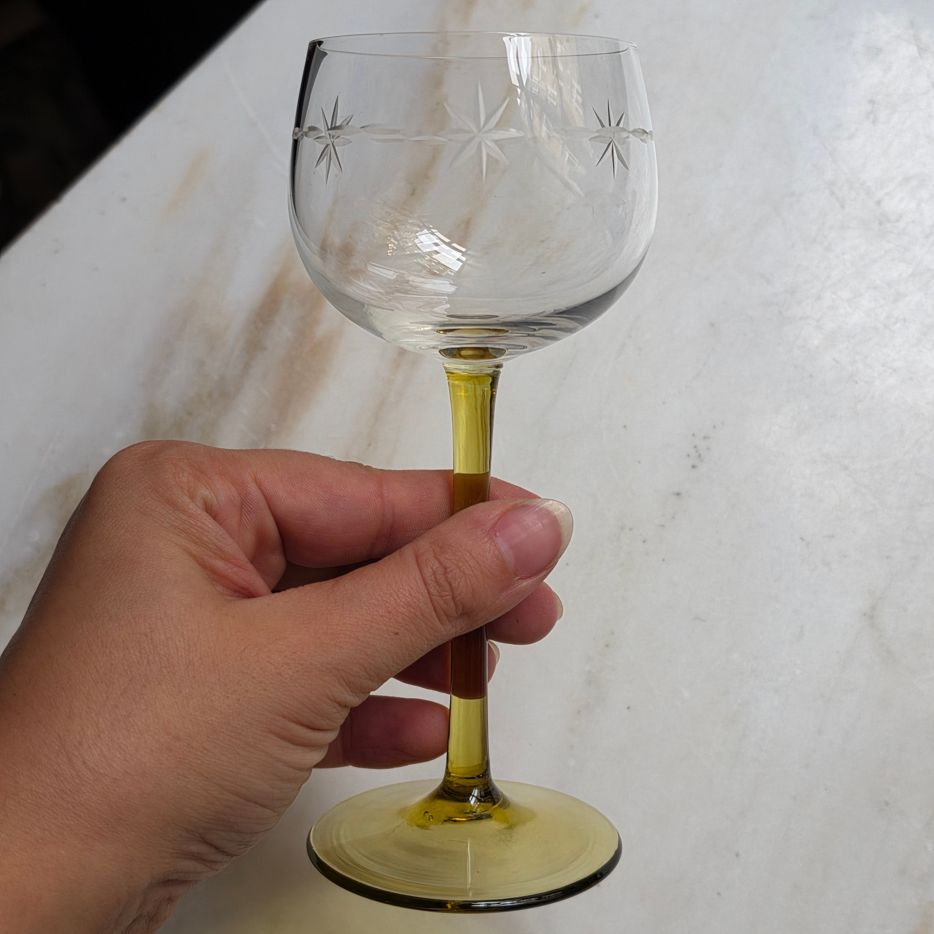 Vintage Römer Weinglas mit Sternenschliff – Oliven / Gelb-grüner Stiel – Mundgeblasen & Handgeschliffen