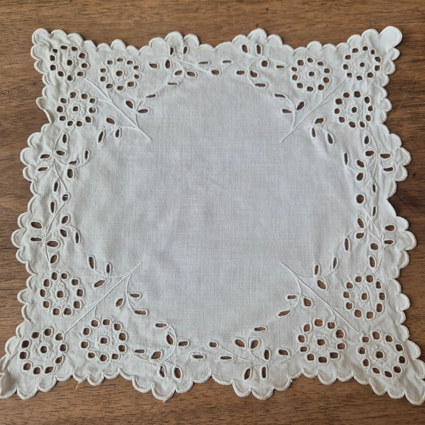 Antikes kleines Zierdeckchen weiß bestickt Baumwolle 28x28cm